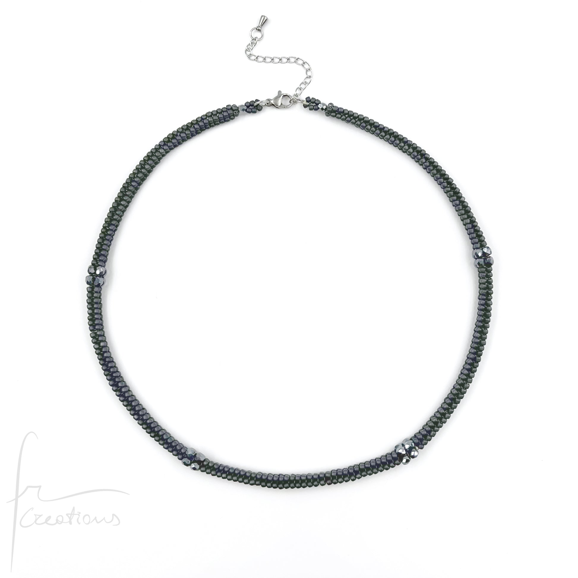 Girocollo Kubik artigianale intrecciato a mano con perline e mezzi Cristalli di Swarovski