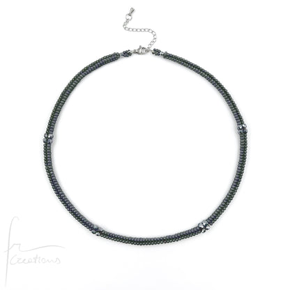 Girocollo Kubik artigianale intrecciato a mano con perline e mezzi Cristalli di Swarovski