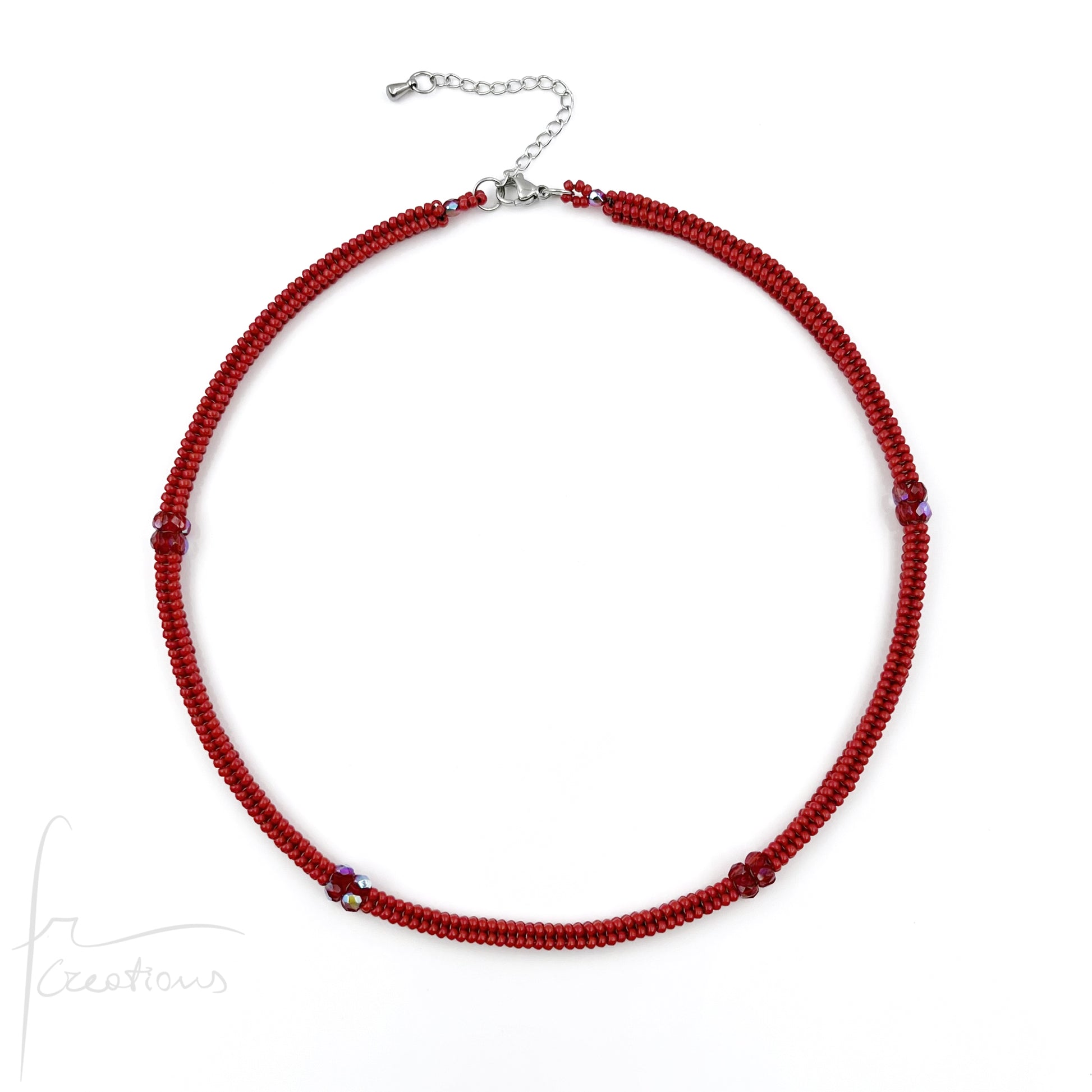 Girocollo Kubik artigianale intrecciato a mano con perline e mezzi Cristalli di Swarovski