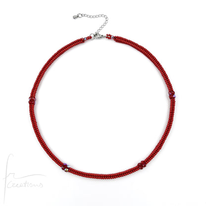 Girocollo Kubik artigianale intrecciato a mano con perline e mezzi Cristalli di Swarovski