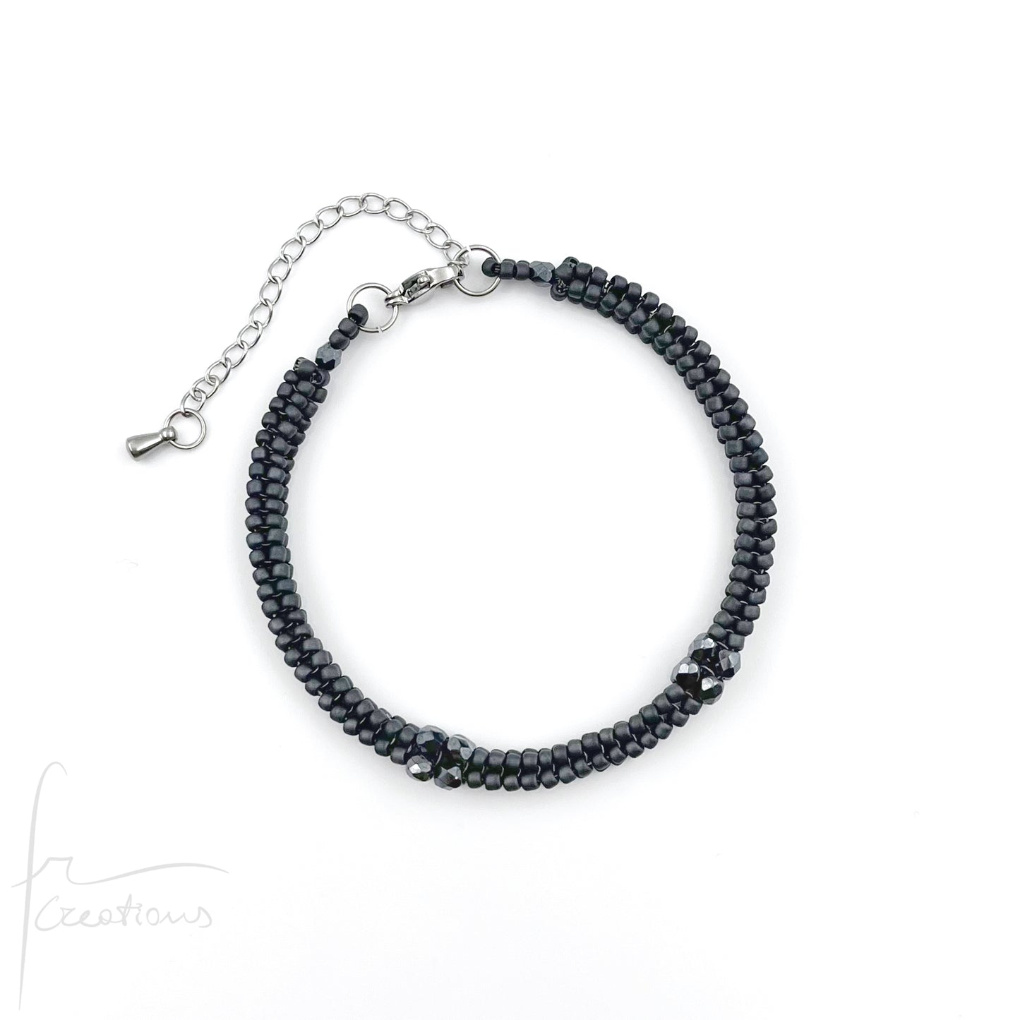 Bracciale Kubik artigianale intrecciato a mano con perline e mezzi Cristalli di Swarovski
