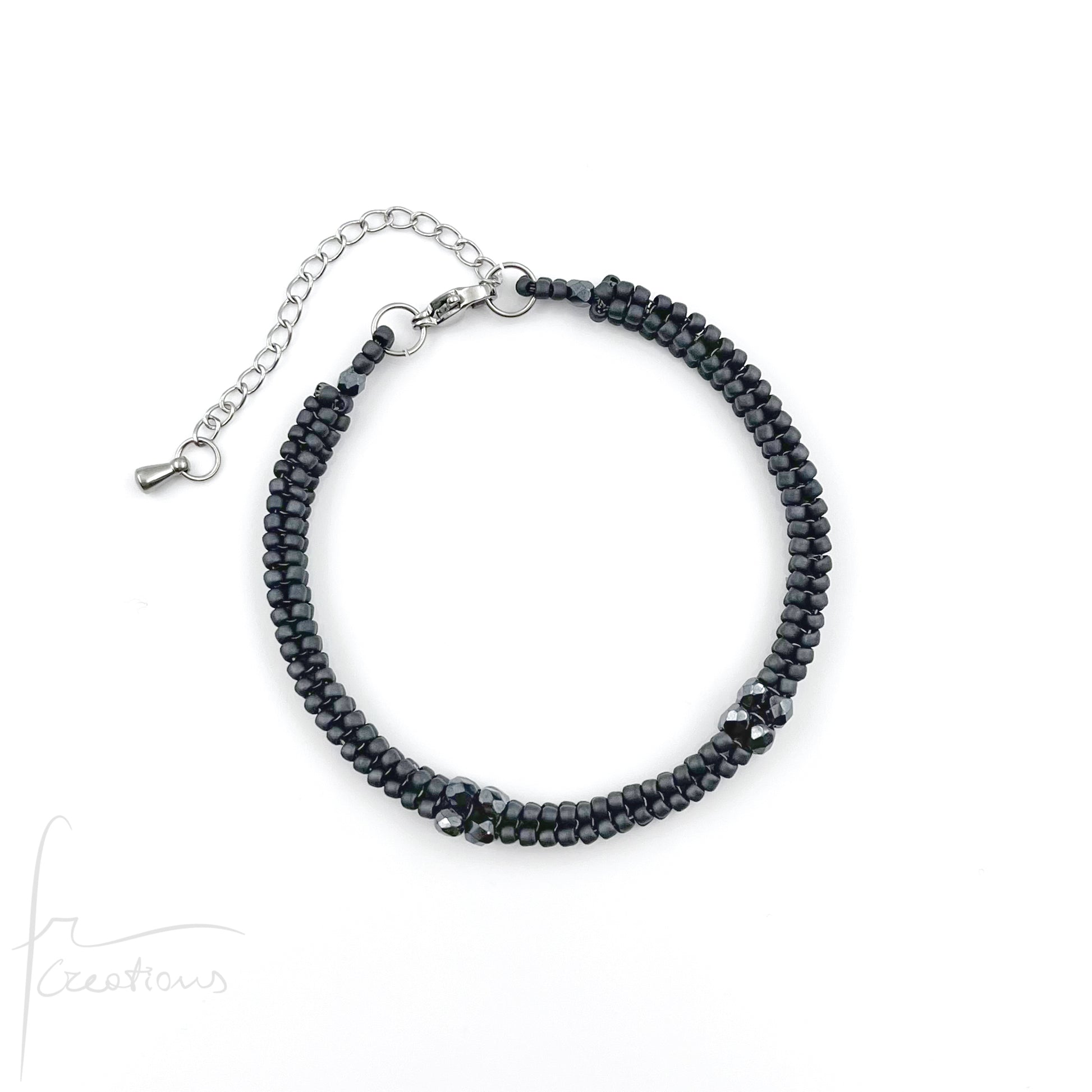 Bracciale Kubik artigianale intrecciato a mano con perline e mezzi Cristalli di Swarovski