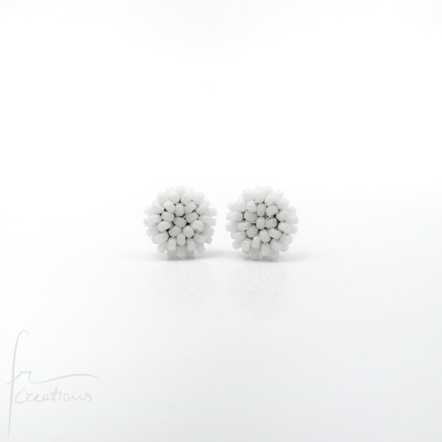 Orecchini Bon Bon mini a lobo con perline in vetro e perno in acciaio inox