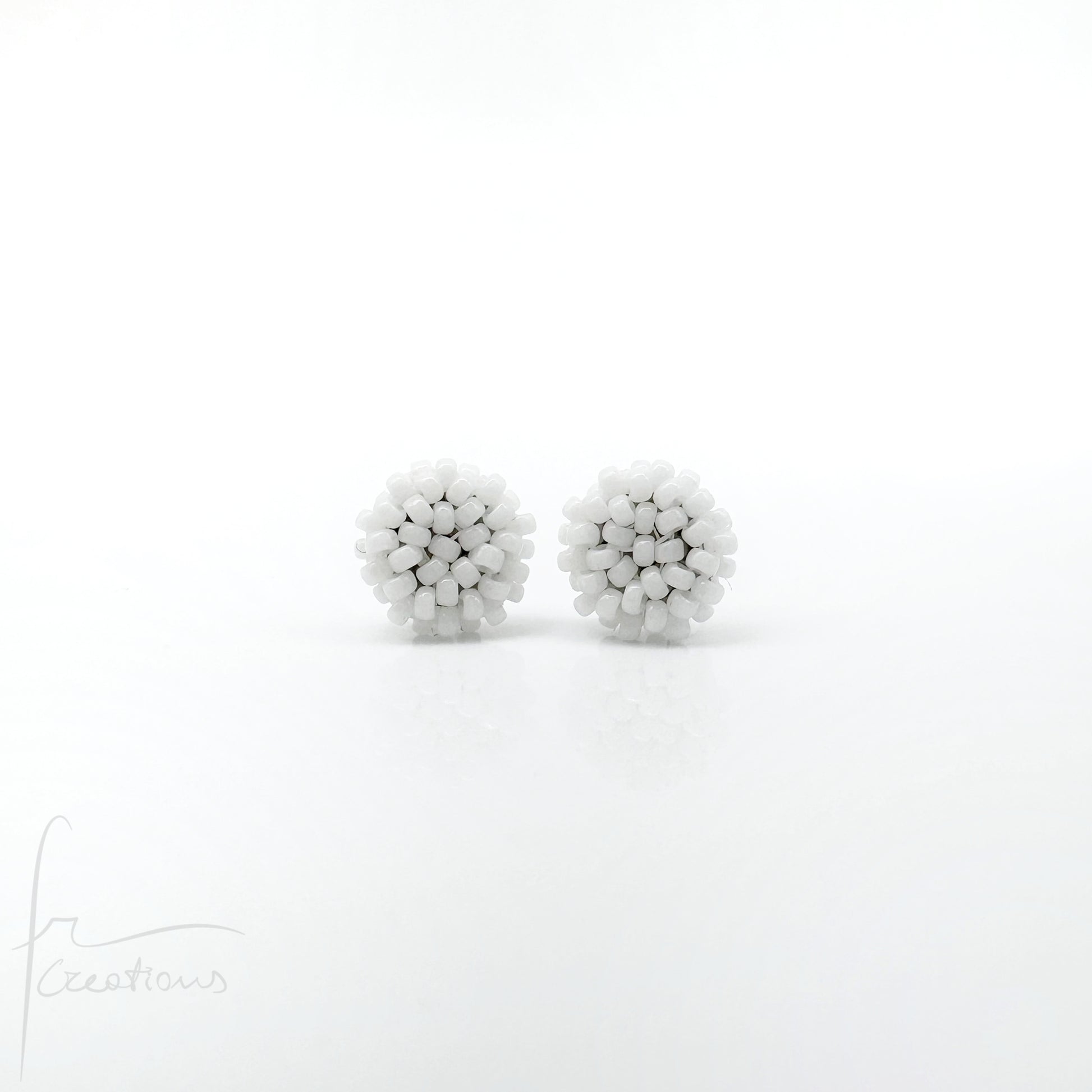 Orecchini Bon Bon mini a lobo con perline in vetro e perno in acciaio inox