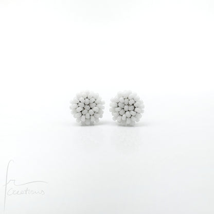 Orecchini Bon Bon mini a lobo con perline in vetro e perno in acciaio inox