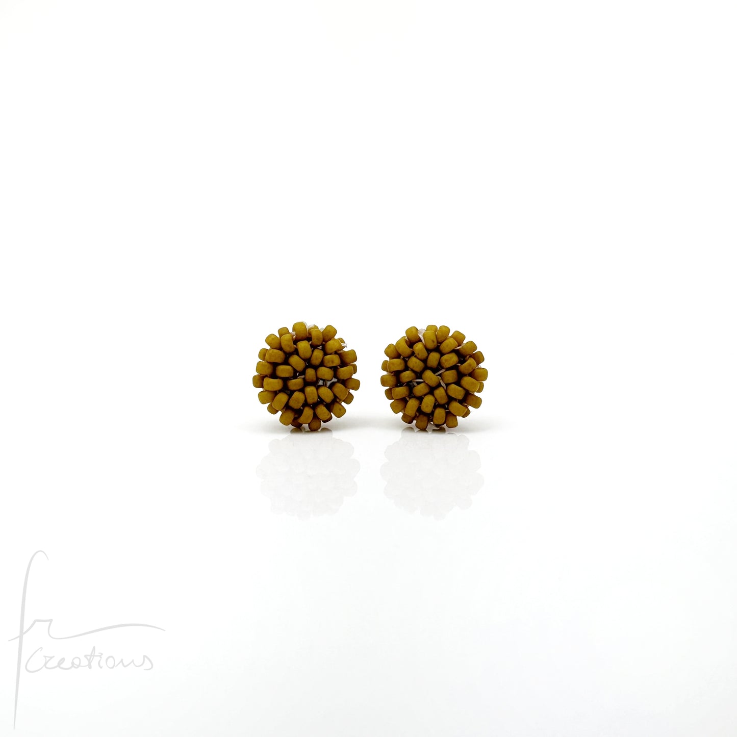 Orecchini Bon Bon mini a lobo con perline in vetro e perno in acciaio inox