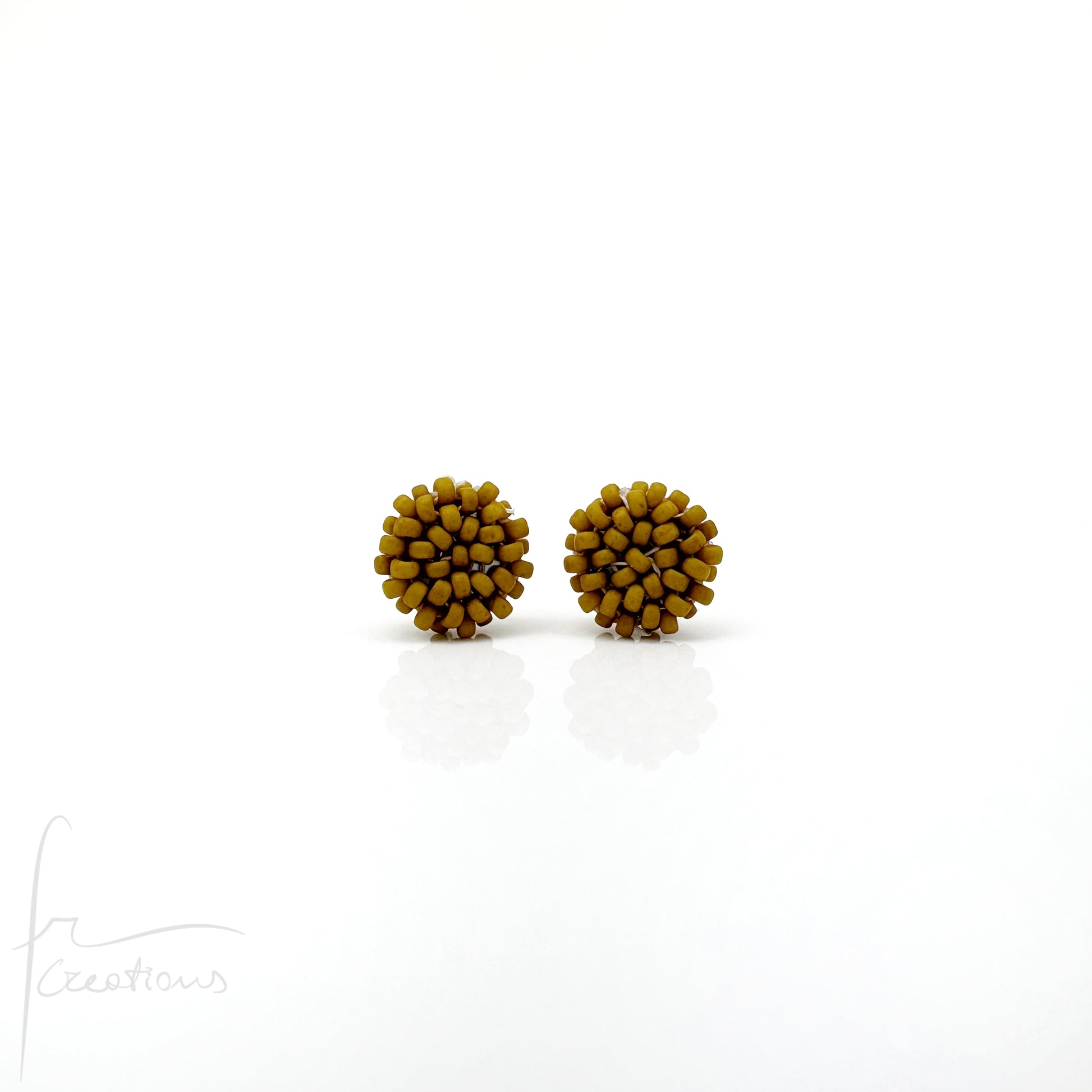 Orecchini Bon Bon mini a lobo con perline in vetro e perno in acciaio inox