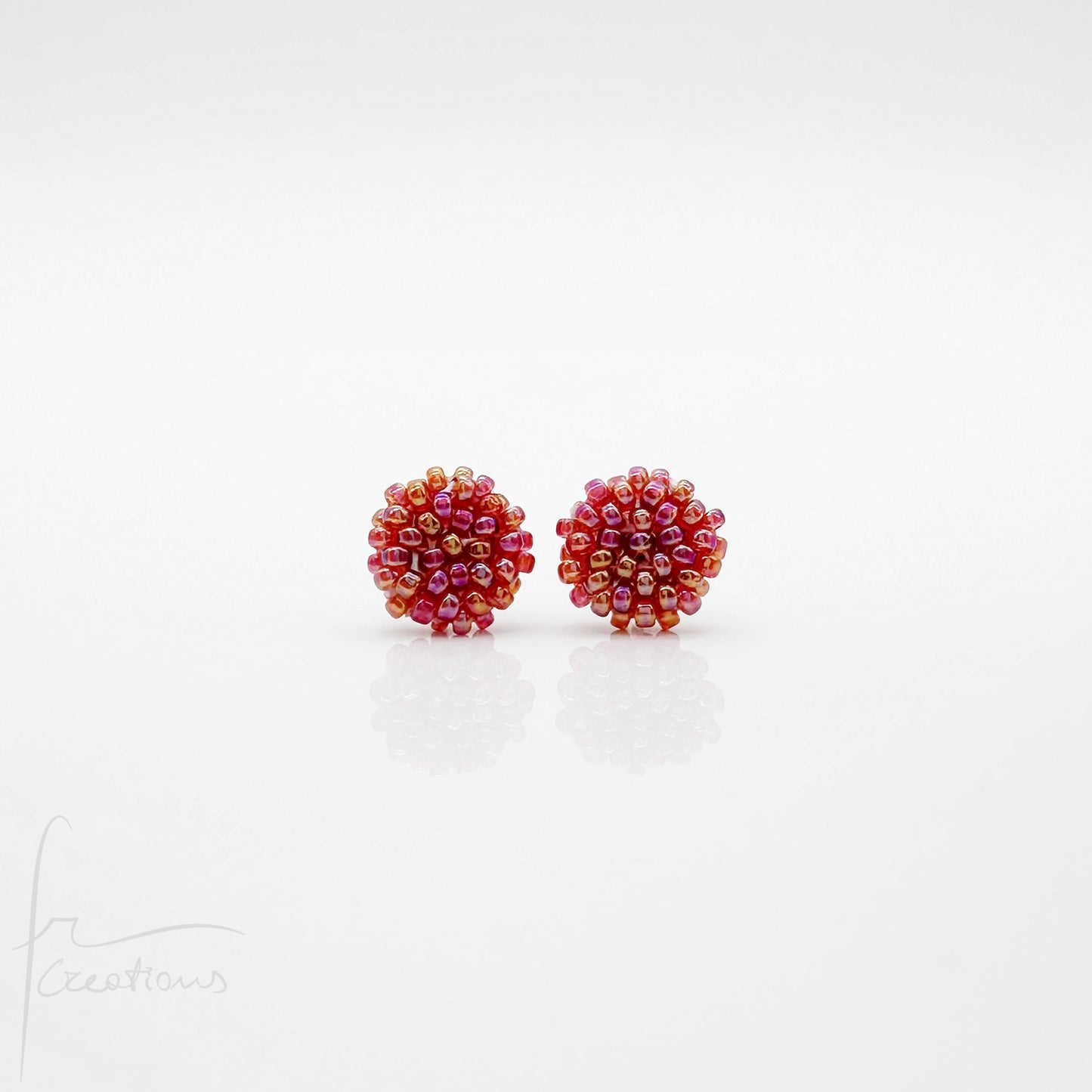 Orecchini Bon Bon mini a lobo con perline in vetro e perno in acciaio inox