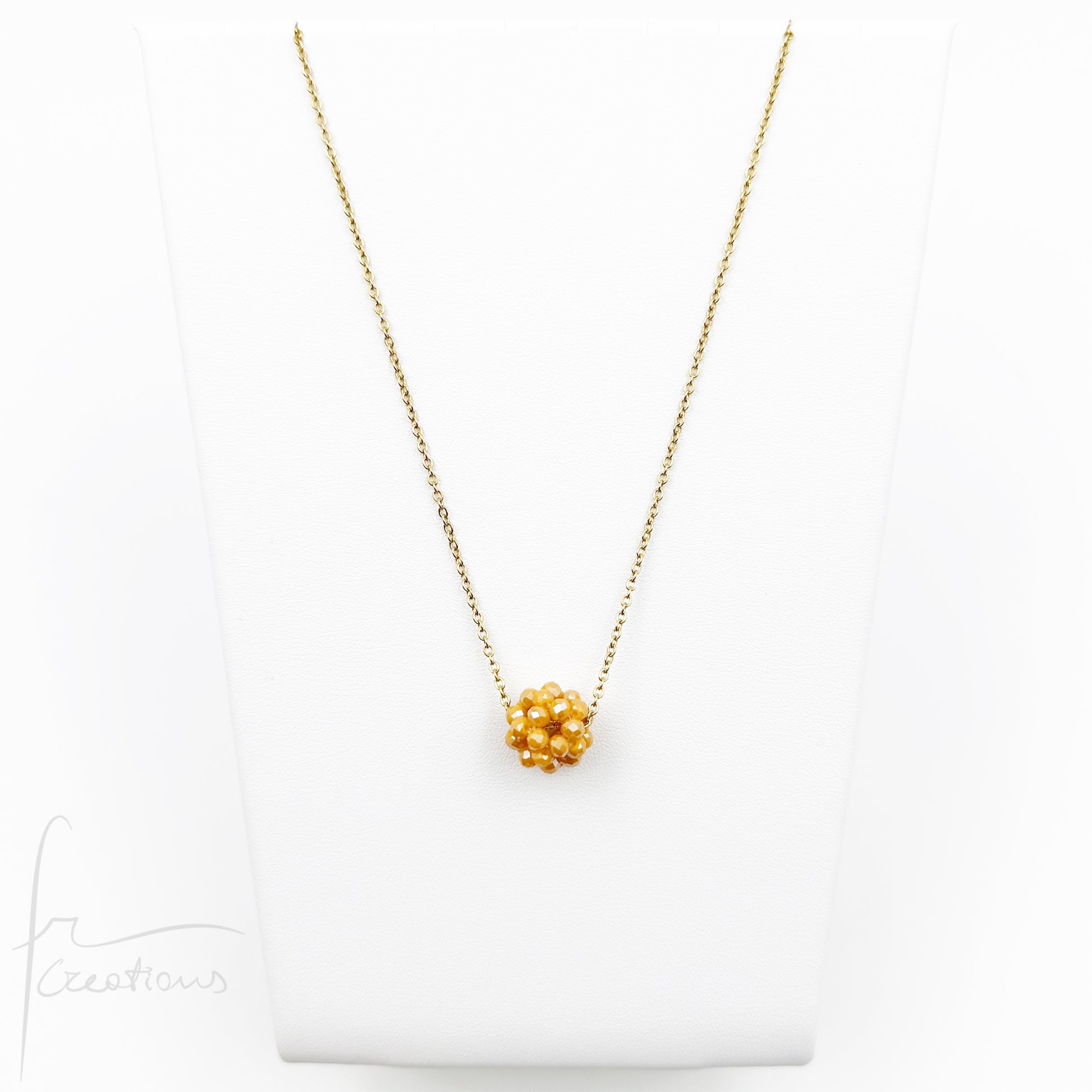 Collana girocollo indossata Estel con cristalli cuciti in tessitura