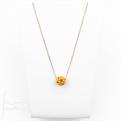 Collana girocollo indossata Estel con cristalli cuciti in tessitura