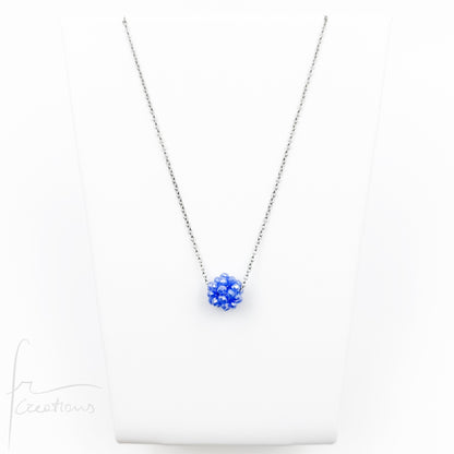 Collana girocollo indossata Estel con cristalli cuciti in tessitura