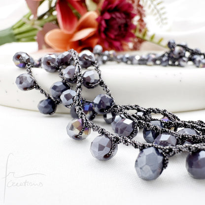 Collana Amélie lunga uncinetto con cristalli senza chiusura sfumatura di Viola Scuro