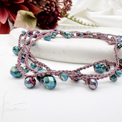 Collana Amélie lunga uncinetto  con cristalli senza chiusura rosa e verde