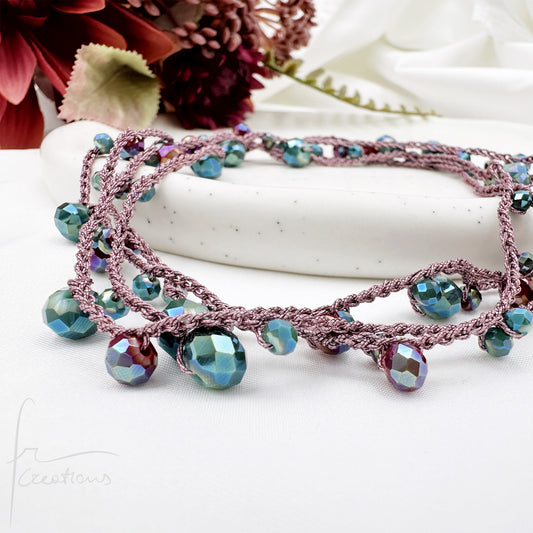 Collana Amélie lunga uncinetto  con cristalli senza chiusura rosa e verde