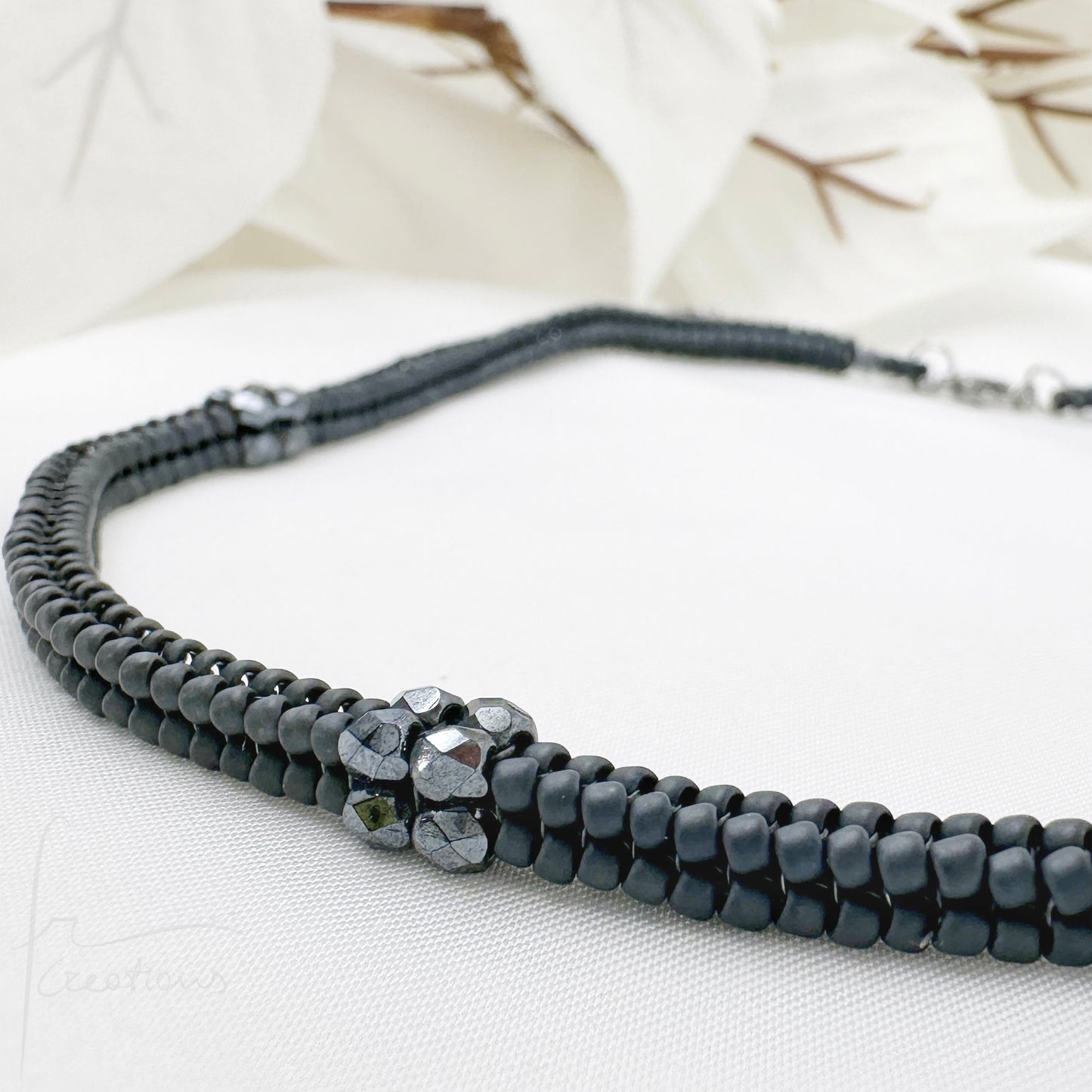 Bracciale Kubik artigianale intrecciato a mano con perline e mezzi Cristalli di Swarovski