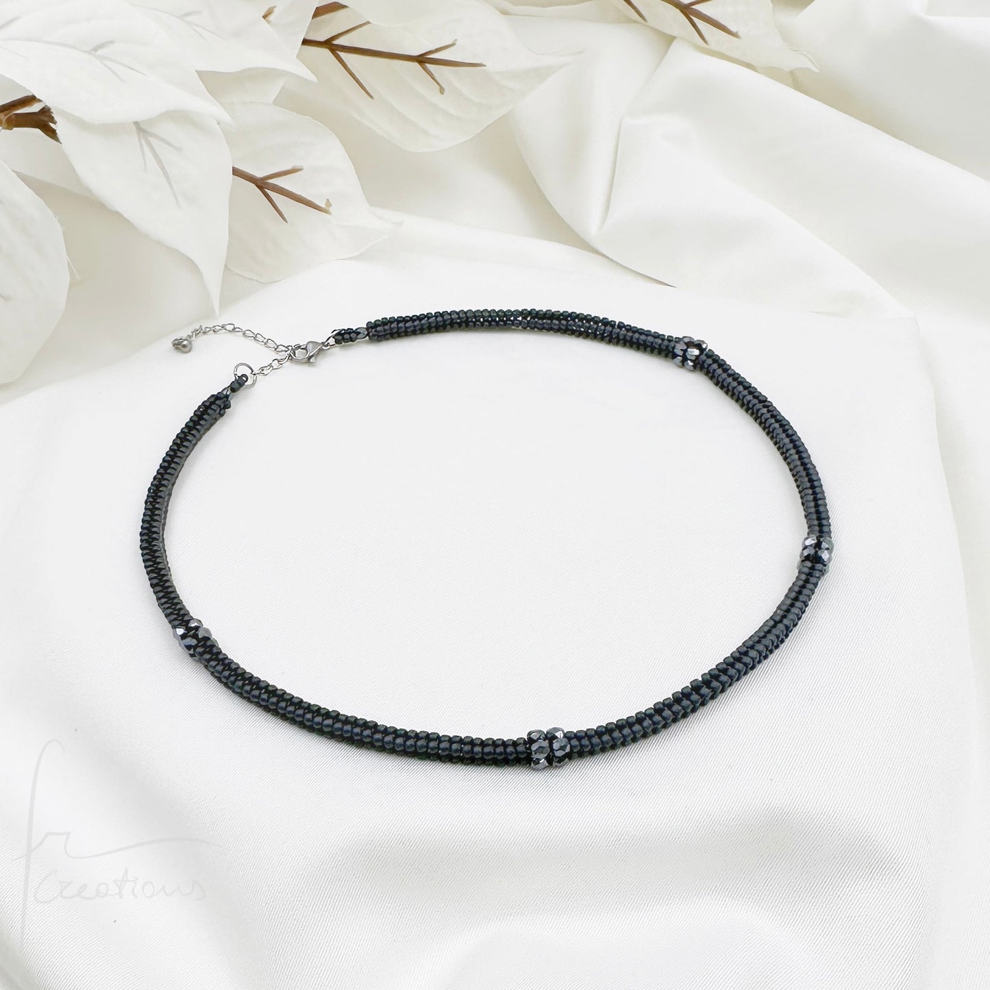 Girocollo Kubik artigianale intrecciato a mano con perline e mezzi Cristalli di Swarovski