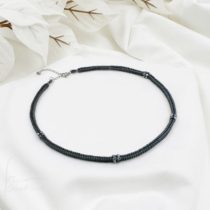 Girocollo Kubik artigianale intrecciato a mano con perline e mezzi Cristalli di Swarovski