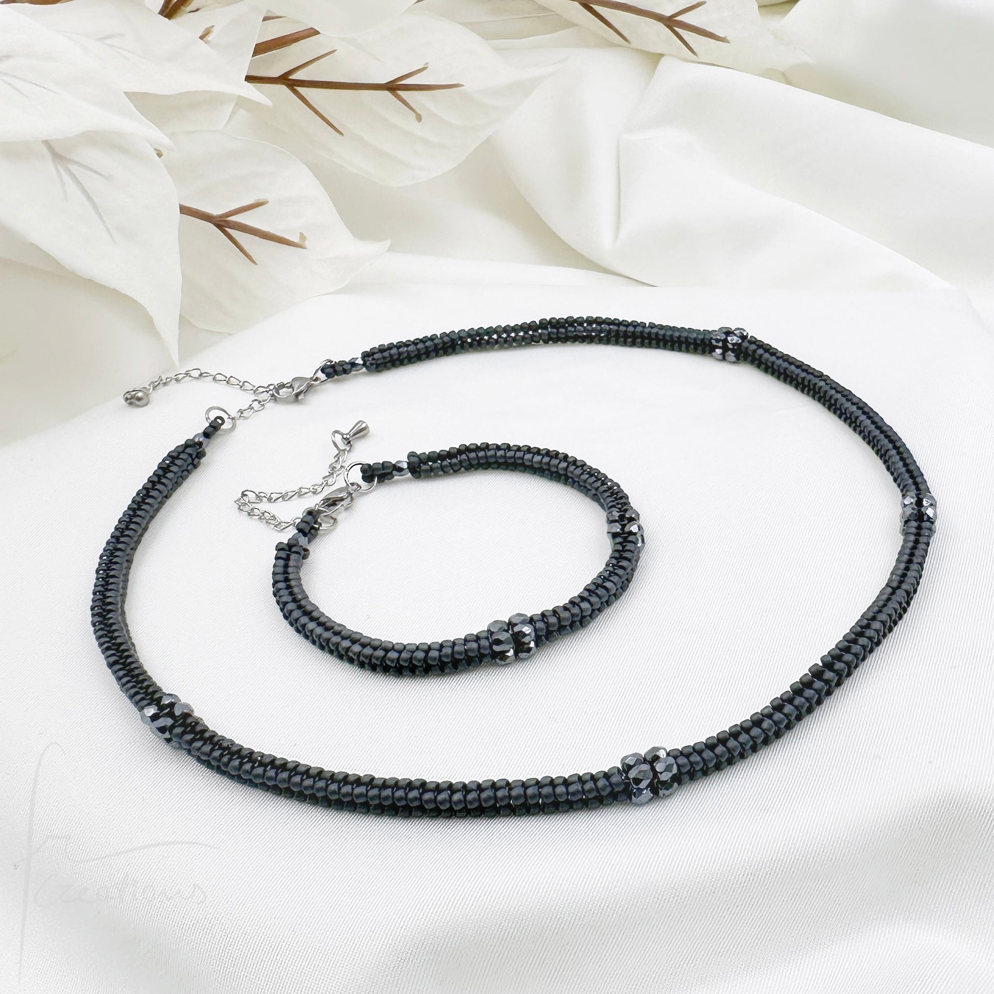 Girocollo e Bracciale Kubik artigianale intrecciato a mano con perline e mezzi Cristalli di Swarovski