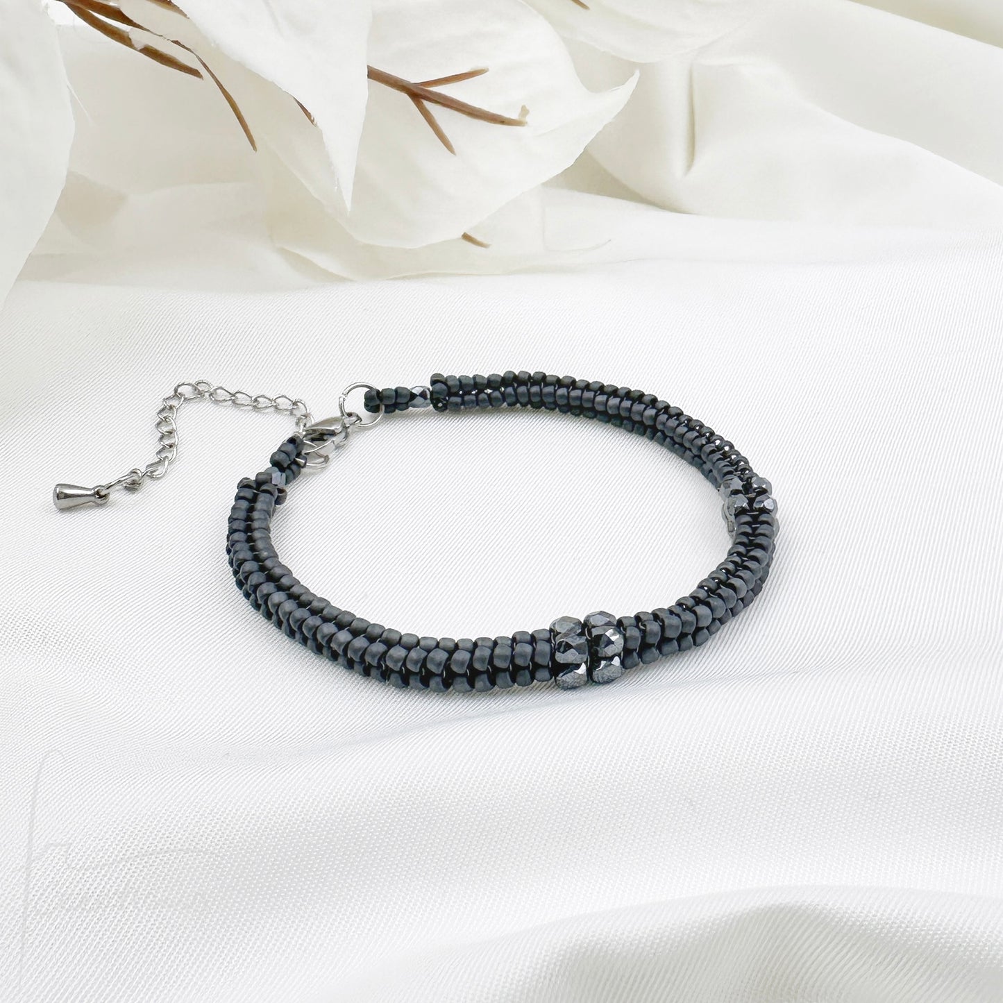 Bracciale Kubik artigianale intrecciato a mano con perline e mezzi Cristalli di Swarovski