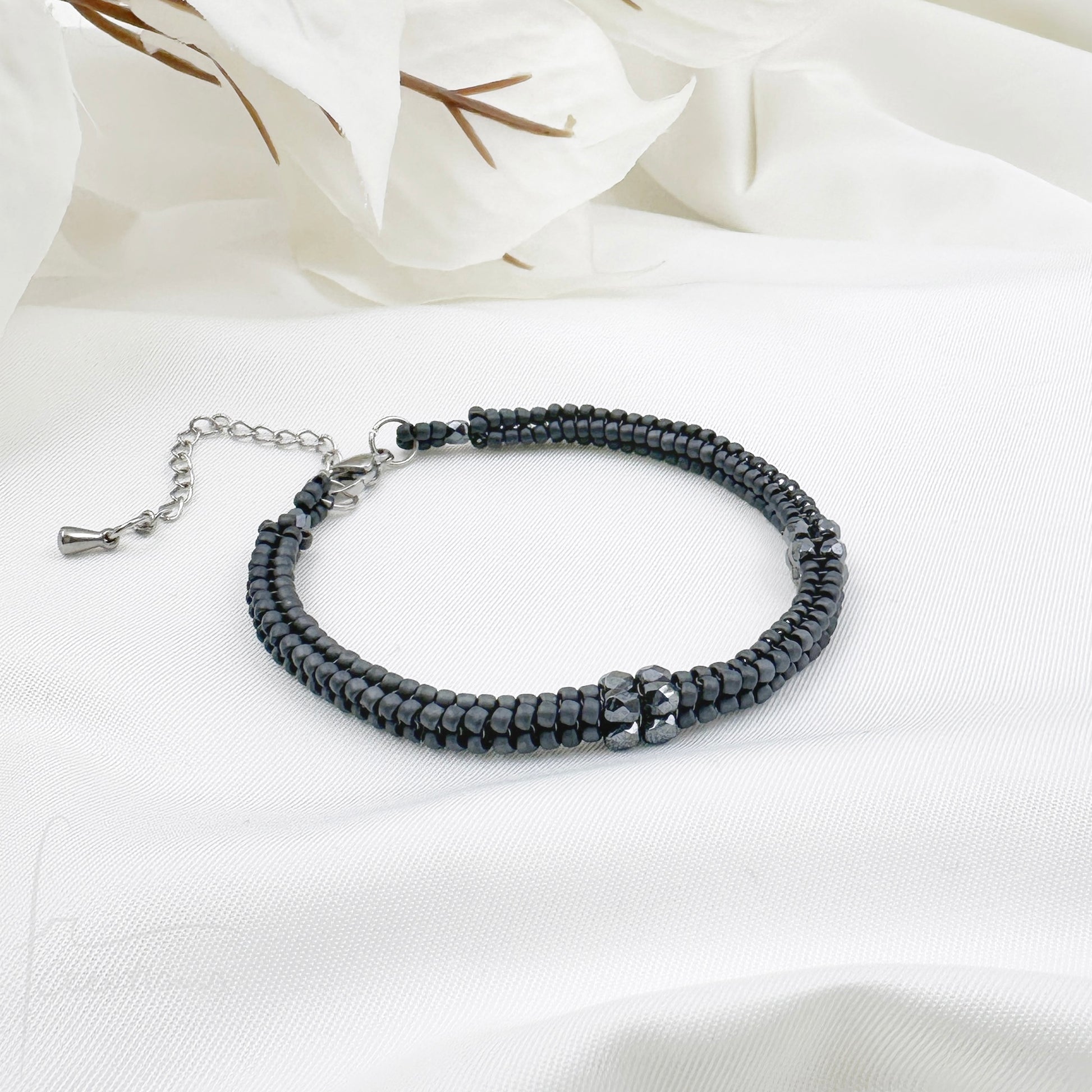 Bracciale Kubik artigianale intrecciato a mano con perline e mezzi Cristalli di Swarovski