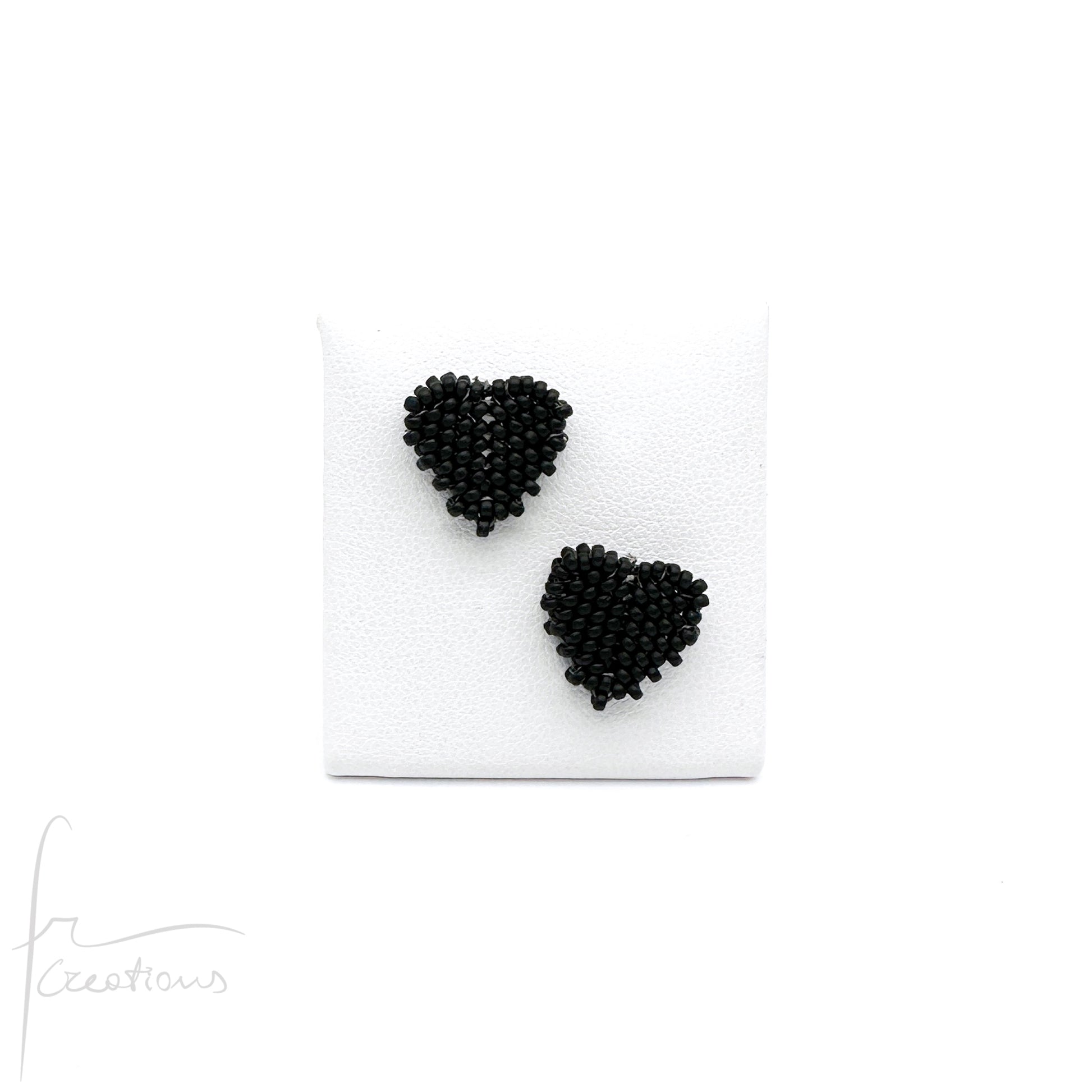 Orecchini Cuore a lobo con perline in vetro e perno in acciaio inox Mini