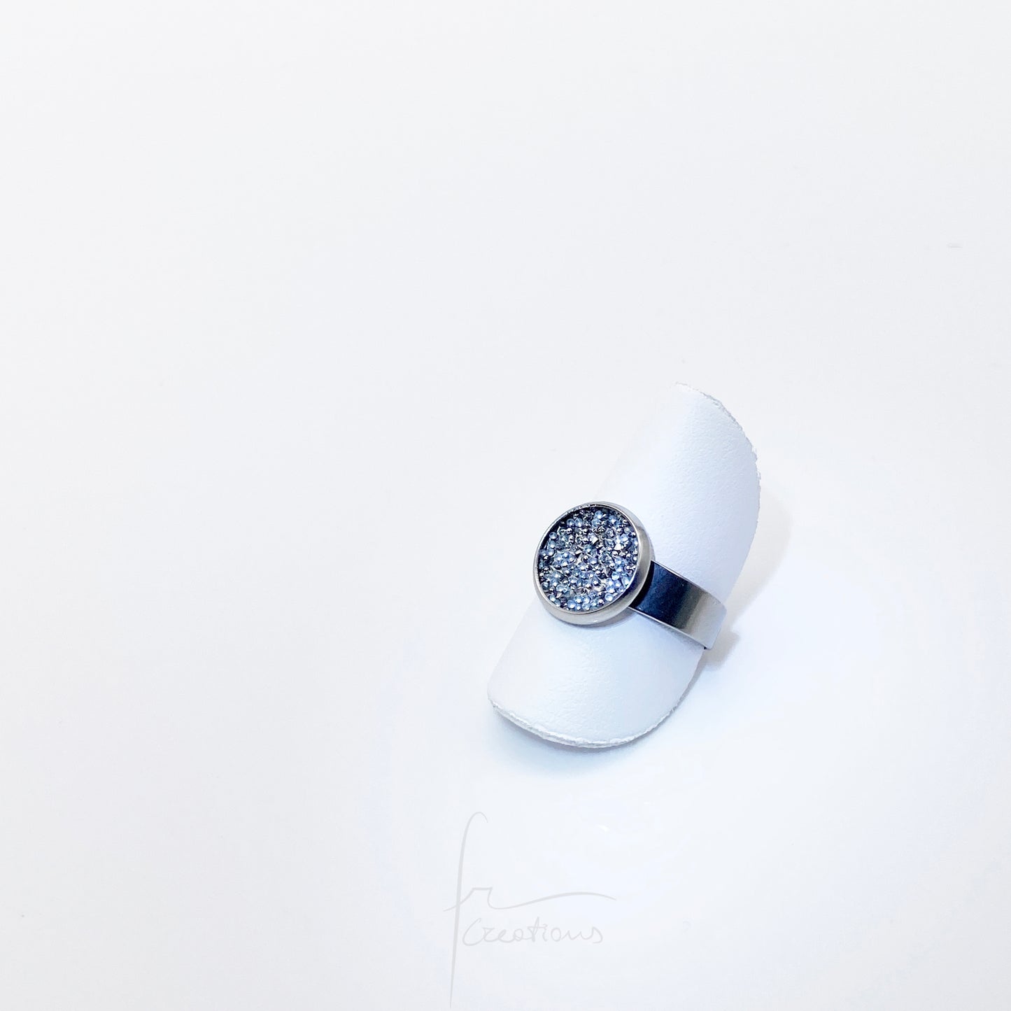 Anello chevalier regolabile in acciaio con Cristalli Austriaci Originali White Ice