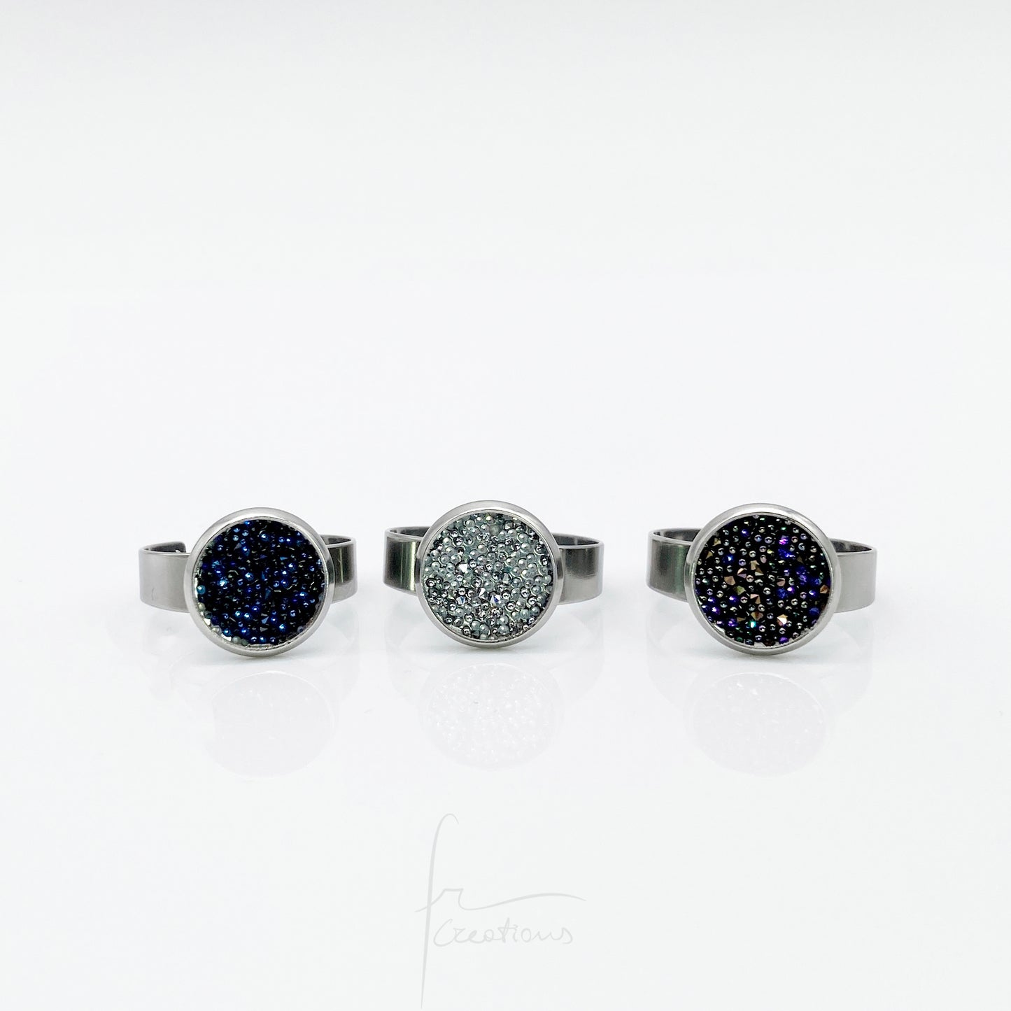 Anello chevalier regolabile in acciaio con Cristalli di Swarovski tutti i  colori