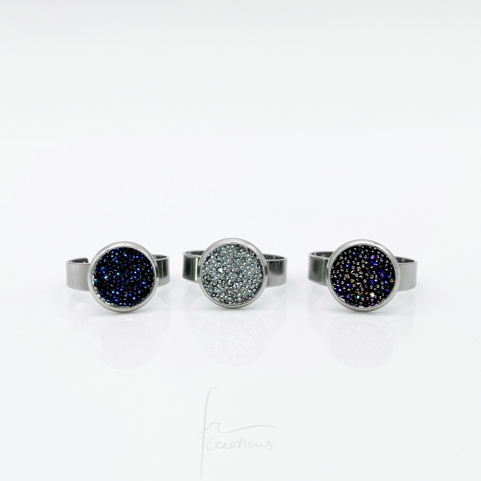 Anello chevalier regolabile in acciaio con Cristalli di Swarovski tutti i  colori