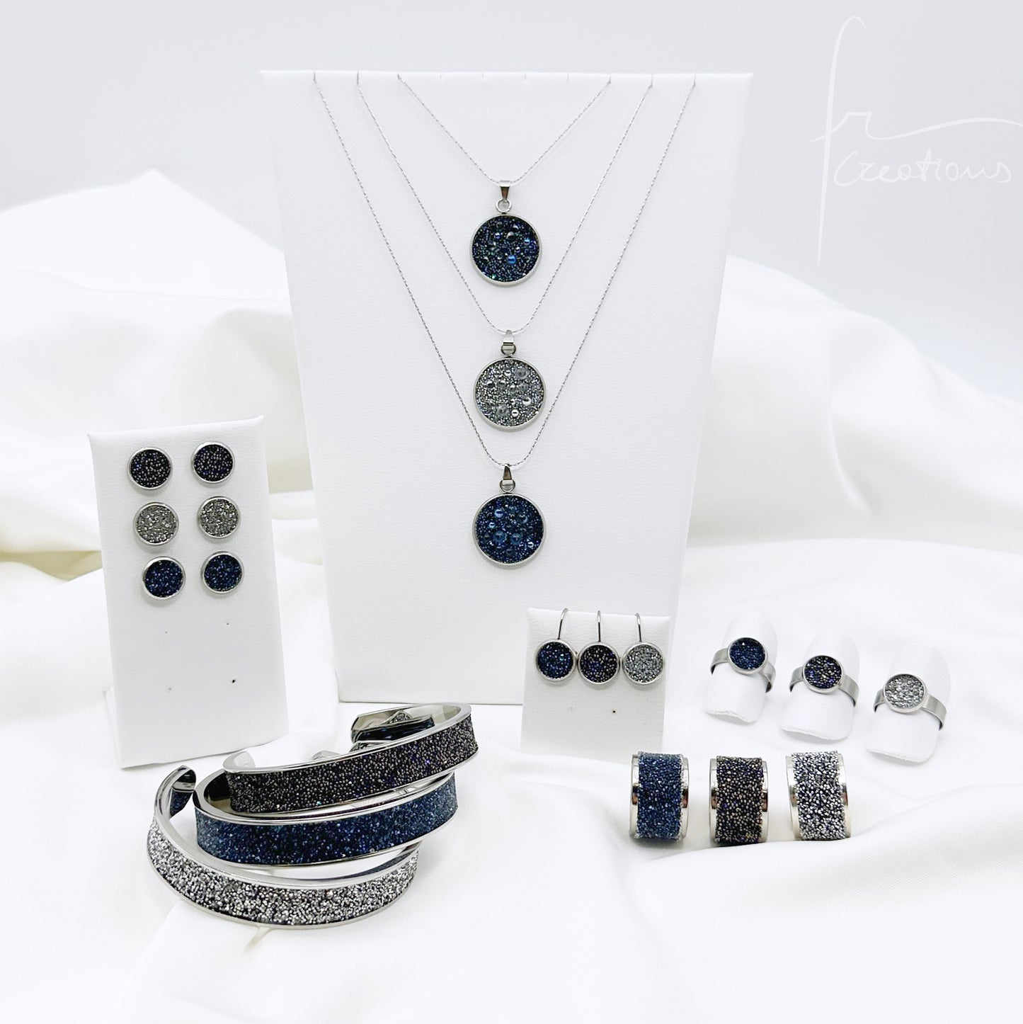 Collezione Luci, Anelli, Orecchini, Bracciale e Collana con Pendente, in acciaio 304 e argento 925 impreziositi con Cristalli di Swarovski