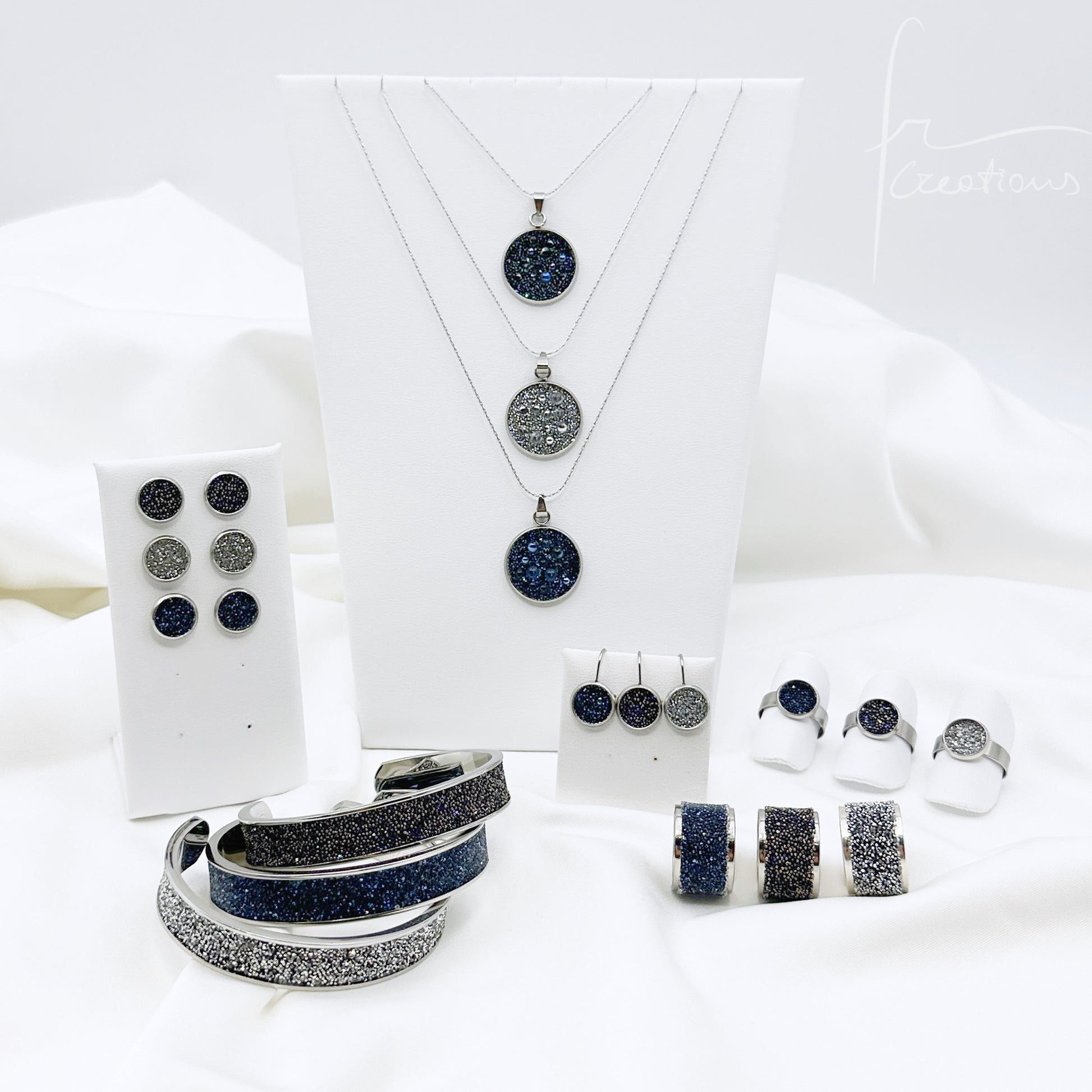 Collezione Luci, Anelli, Orecchini, Bracciale e Collana con Pendente, in acciaio 304 e argento 925 impreziositi con Cristalli di Swarovski