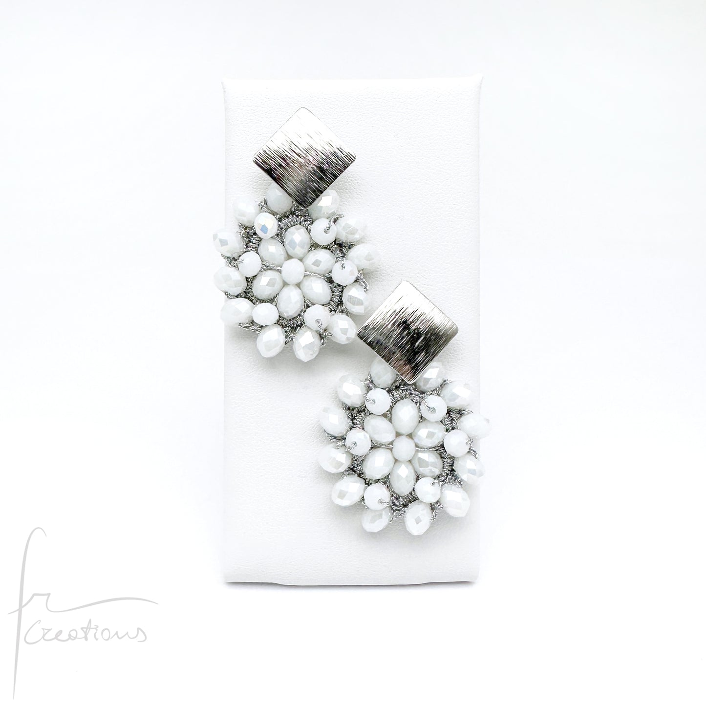 Orecchini pendenti con fiore all'uncinetto e cristalli Blumen