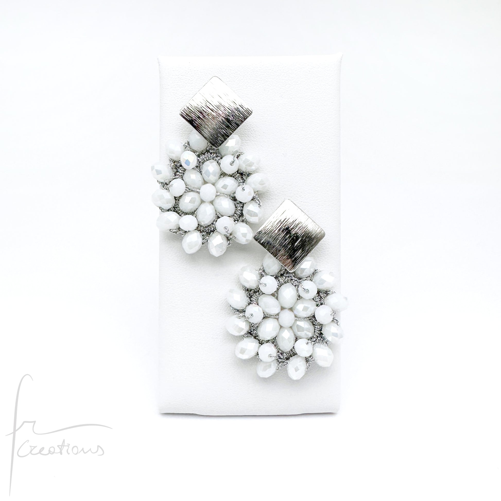 Orecchini pendenti con fiore all'uncinetto e cristalli Blumen