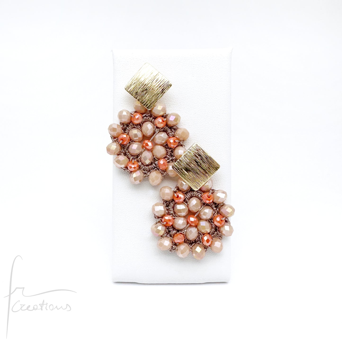 Orecchini pendenti con fiore all'uncinetto e cristalli Blumen