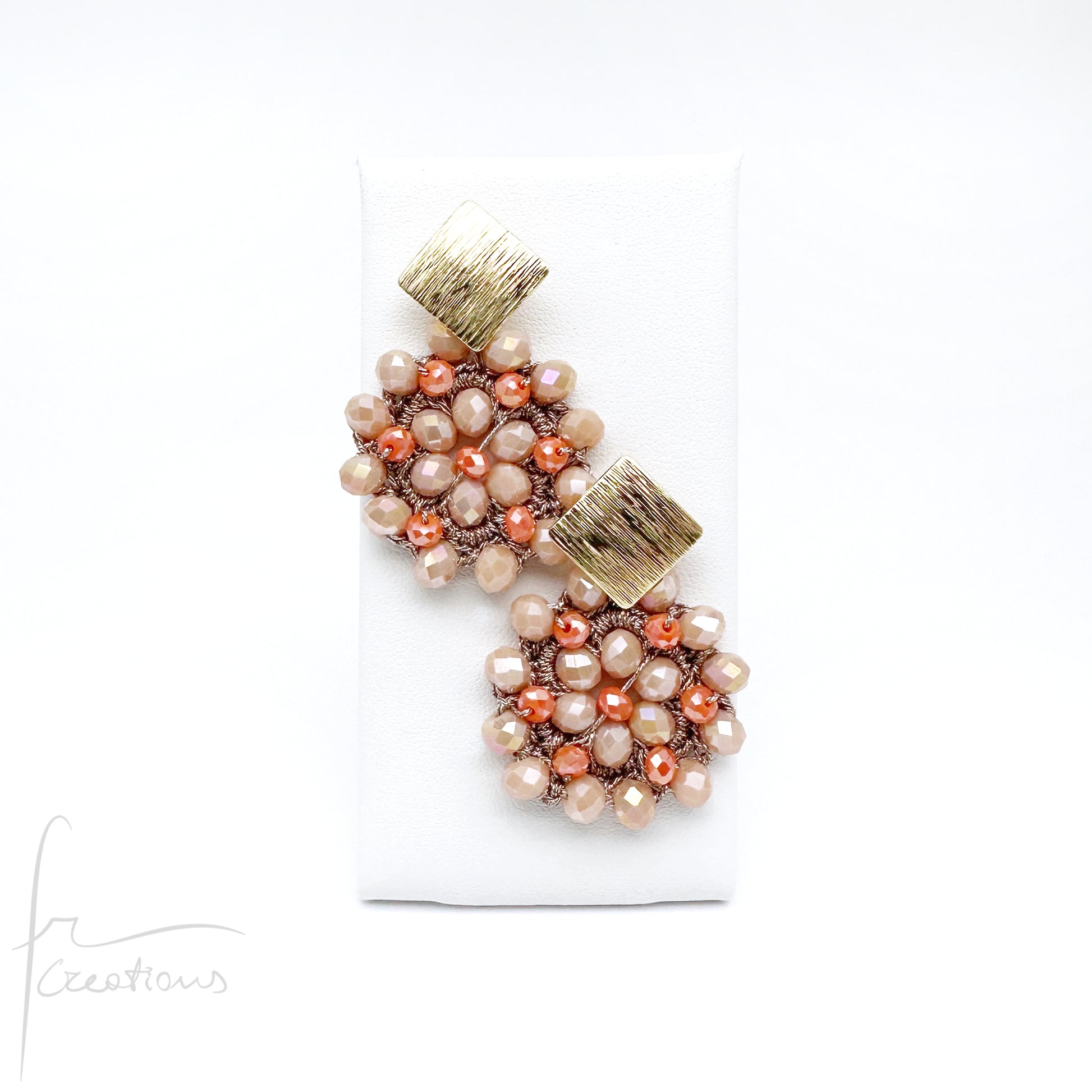 Orecchini pendenti con fiore all'uncinetto e cristalli Blumen