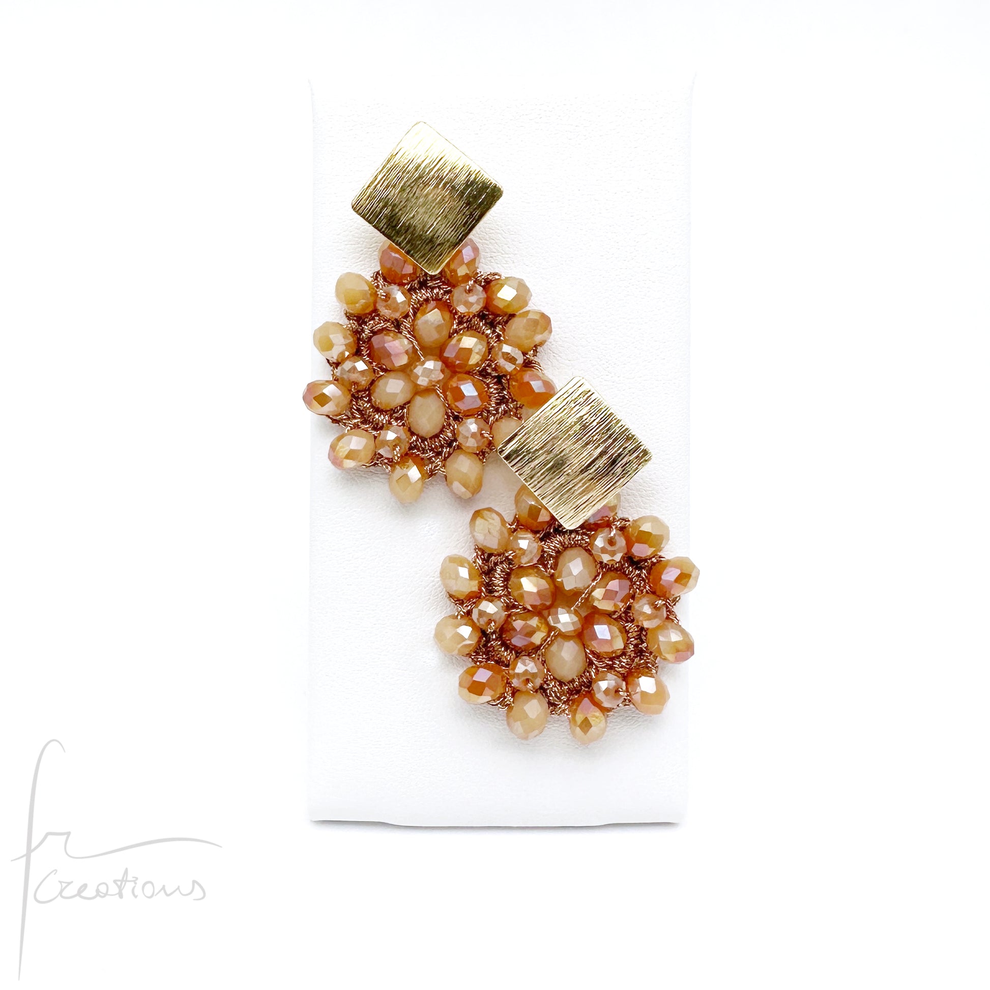 Orecchini pendenti con fiore all'uncinetto e cristalli Blumen