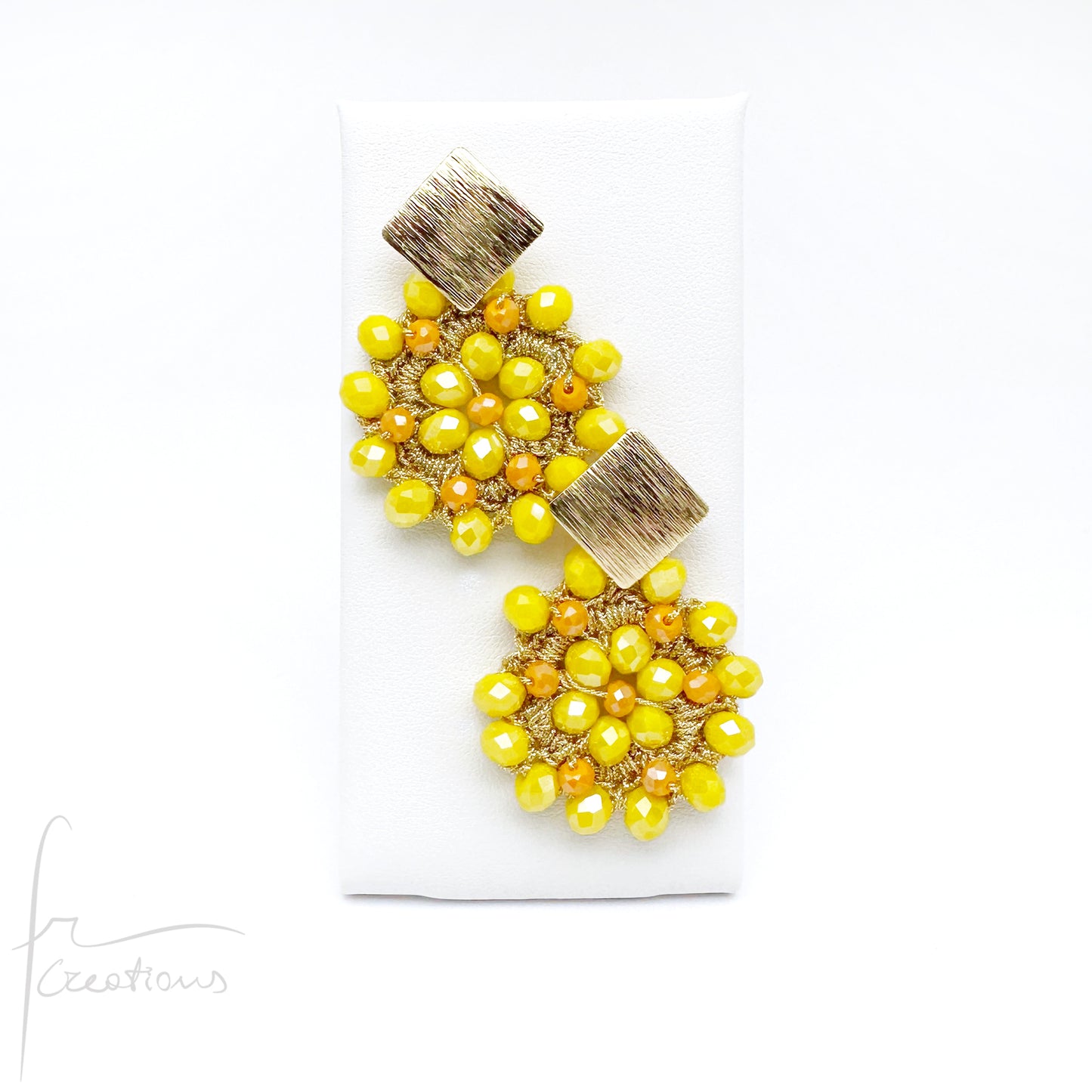 Orecchini pendenti con fiore all'uncinetto e cristalli Blumen