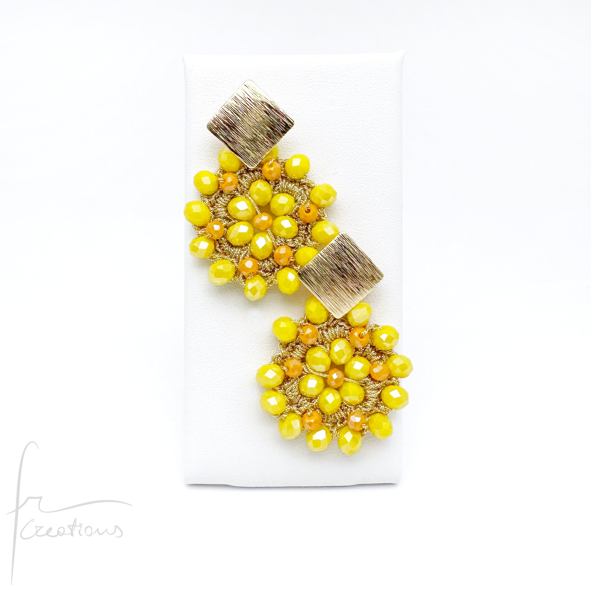 Orecchini pendenti con fiore all'uncinetto e cristalli Blumen