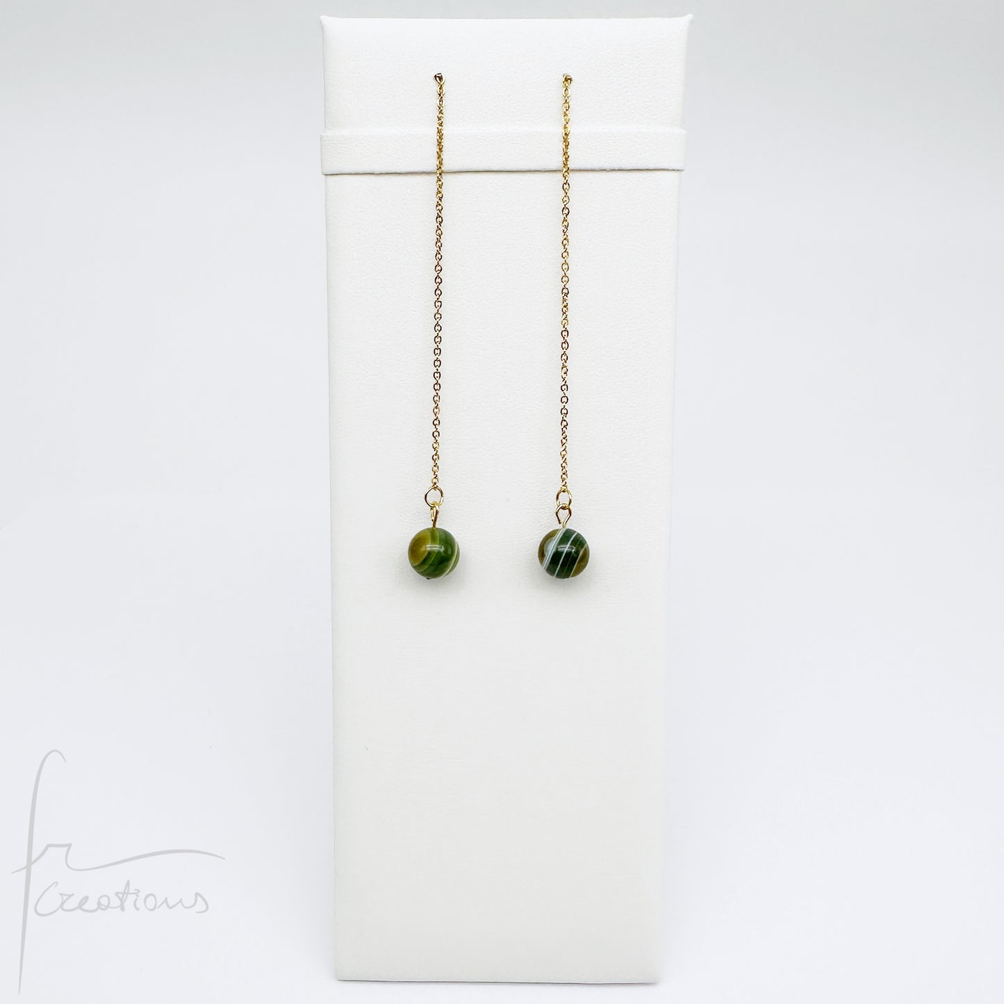 Mono orecchini pendenti  saliscendi con agata striata verde