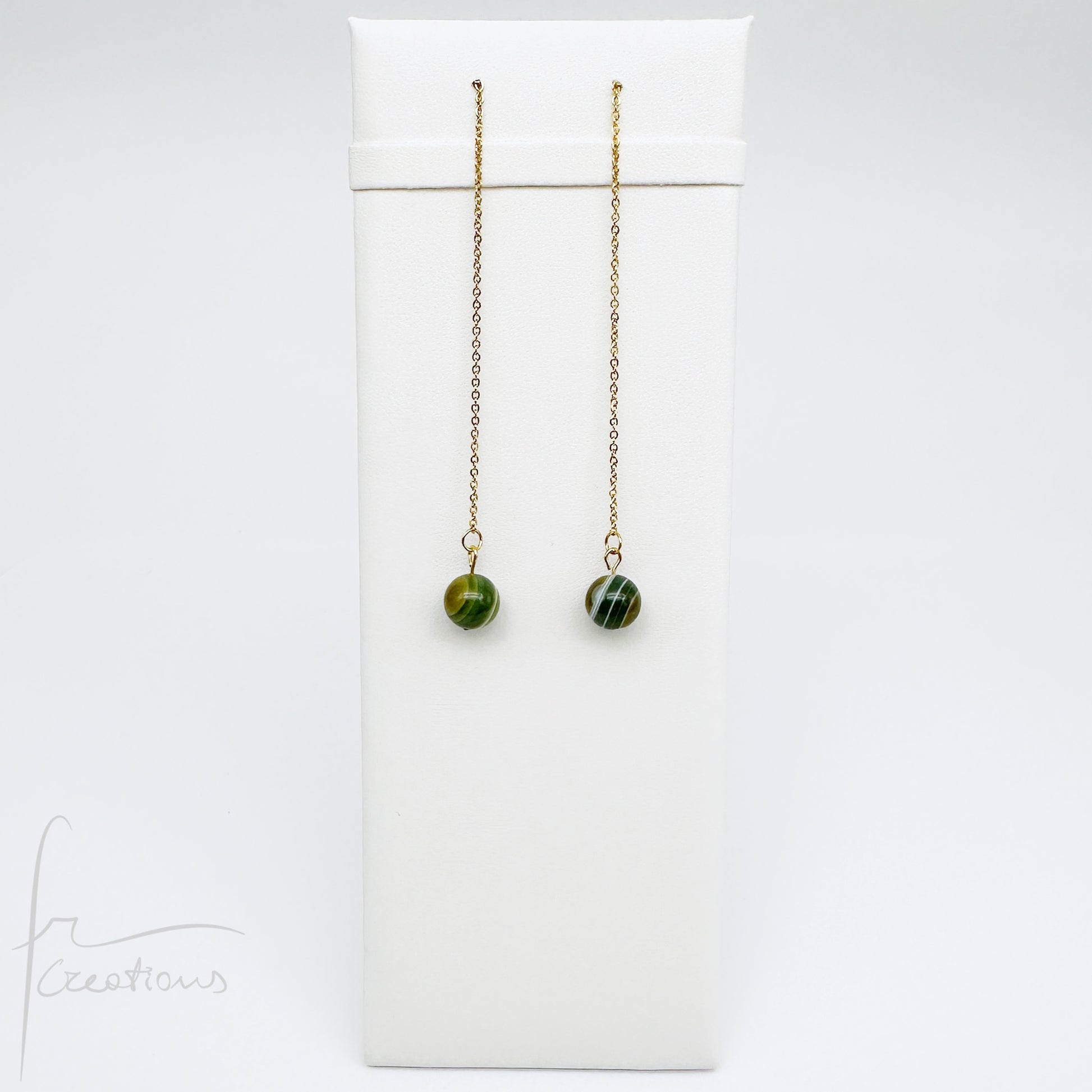 Mono orecchini pendenti  saliscendi con agata striata verde