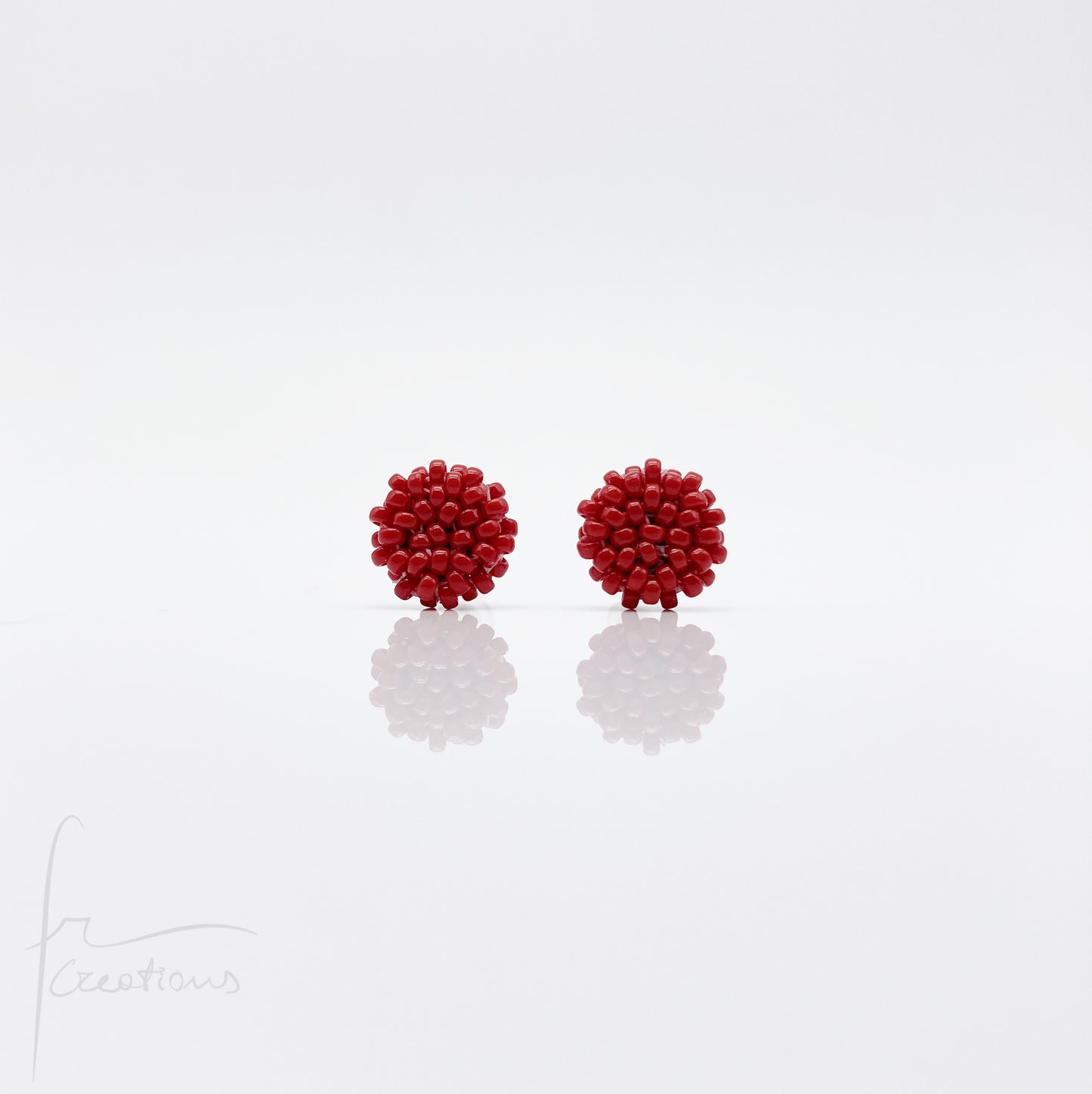 Orecchini Bon Bon mini a lobo con perline in vetro e perno in acciaio inox