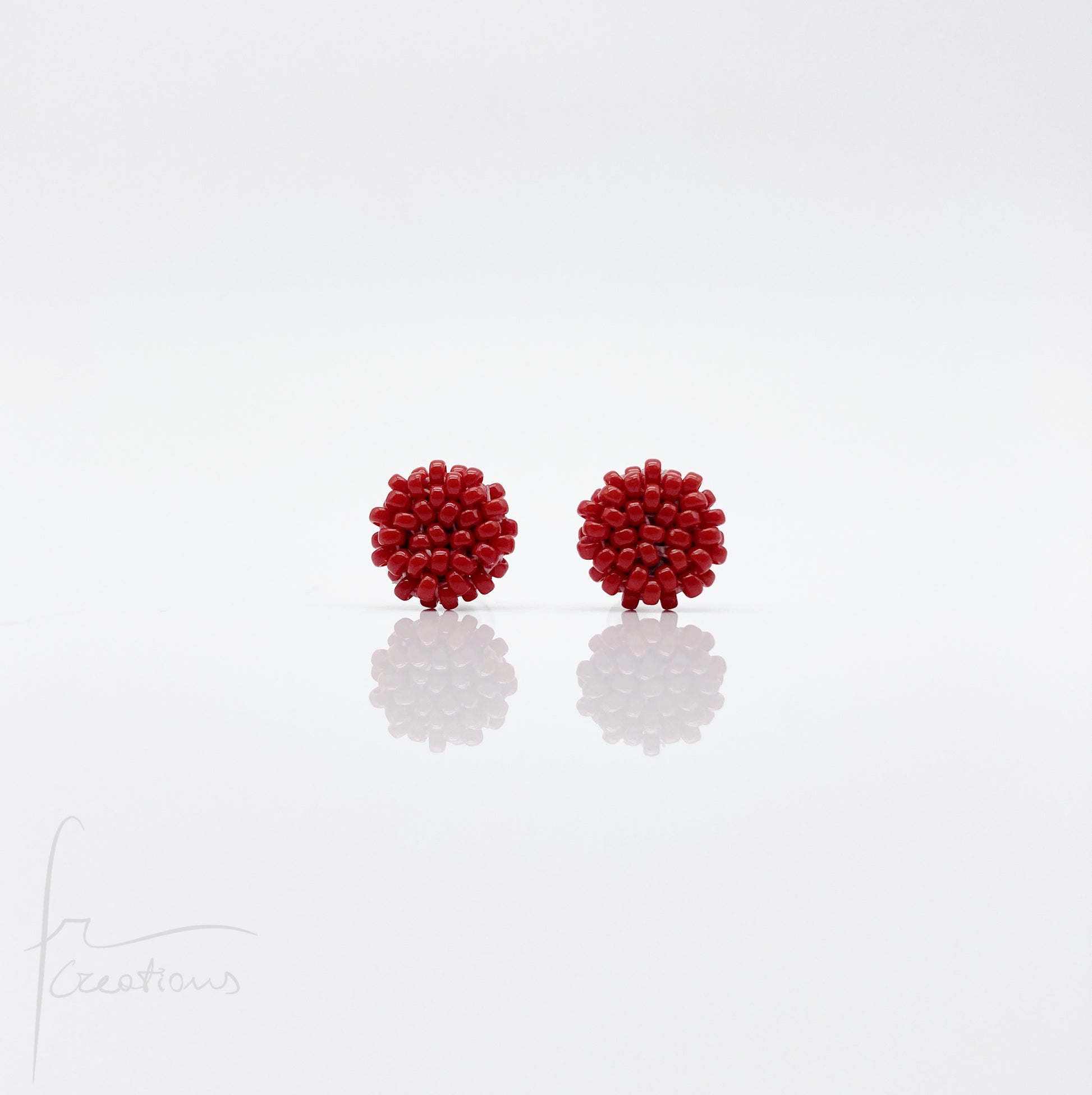 Orecchini Bon Bon mini a lobo con perline in vetro e perno in acciaio inox