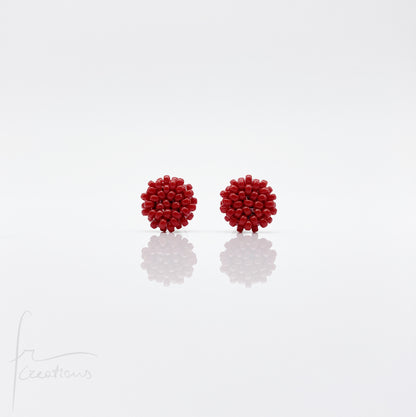 Orecchini Bon Bon mini a lobo con perline in vetro e perno in acciaio inox