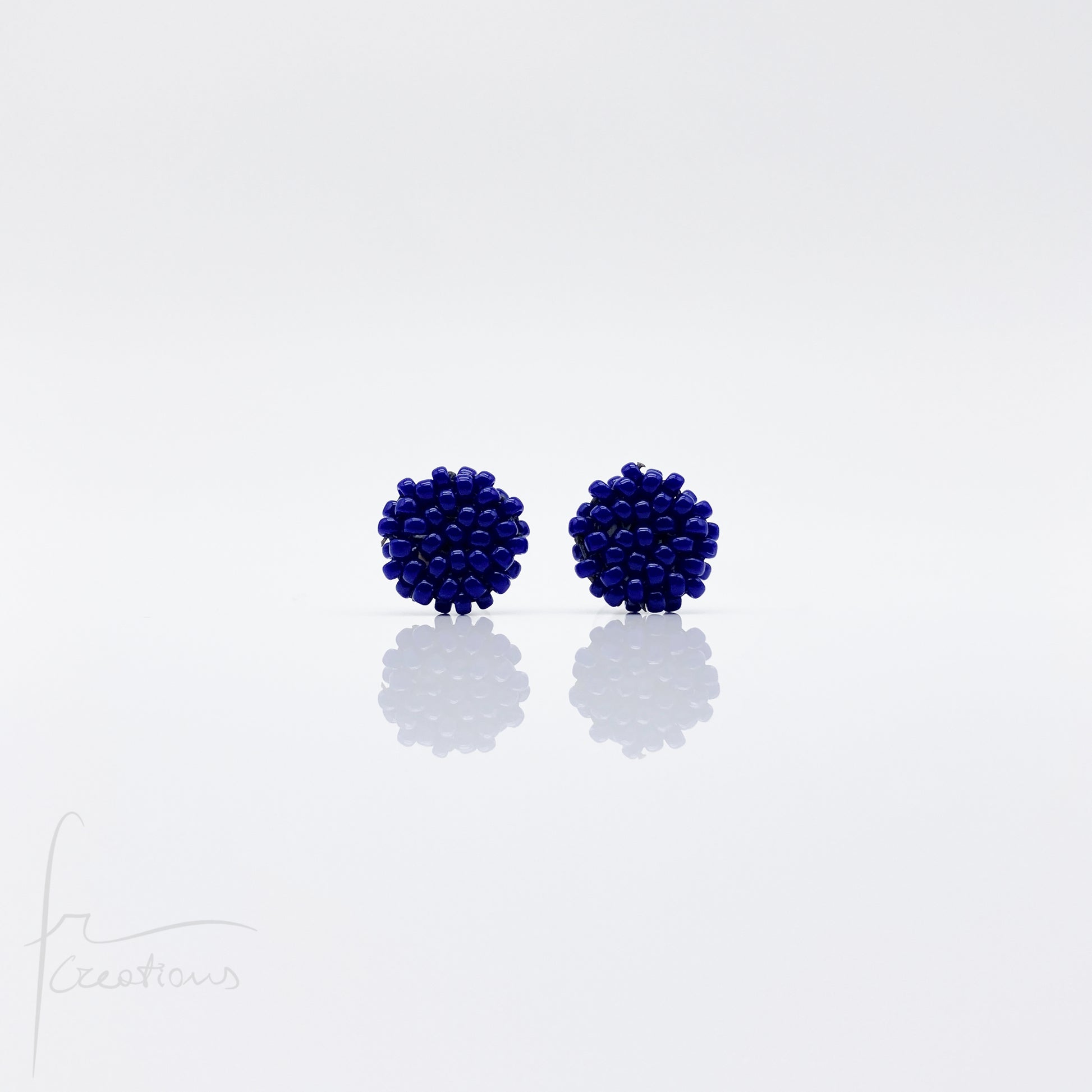 Orecchini Bon Bon mini a lobo con perline in vetro e perno in acciaio inox