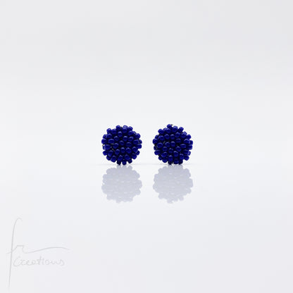 Orecchini Bon Bon mini a lobo con perline in vetro e perno in acciaio inox