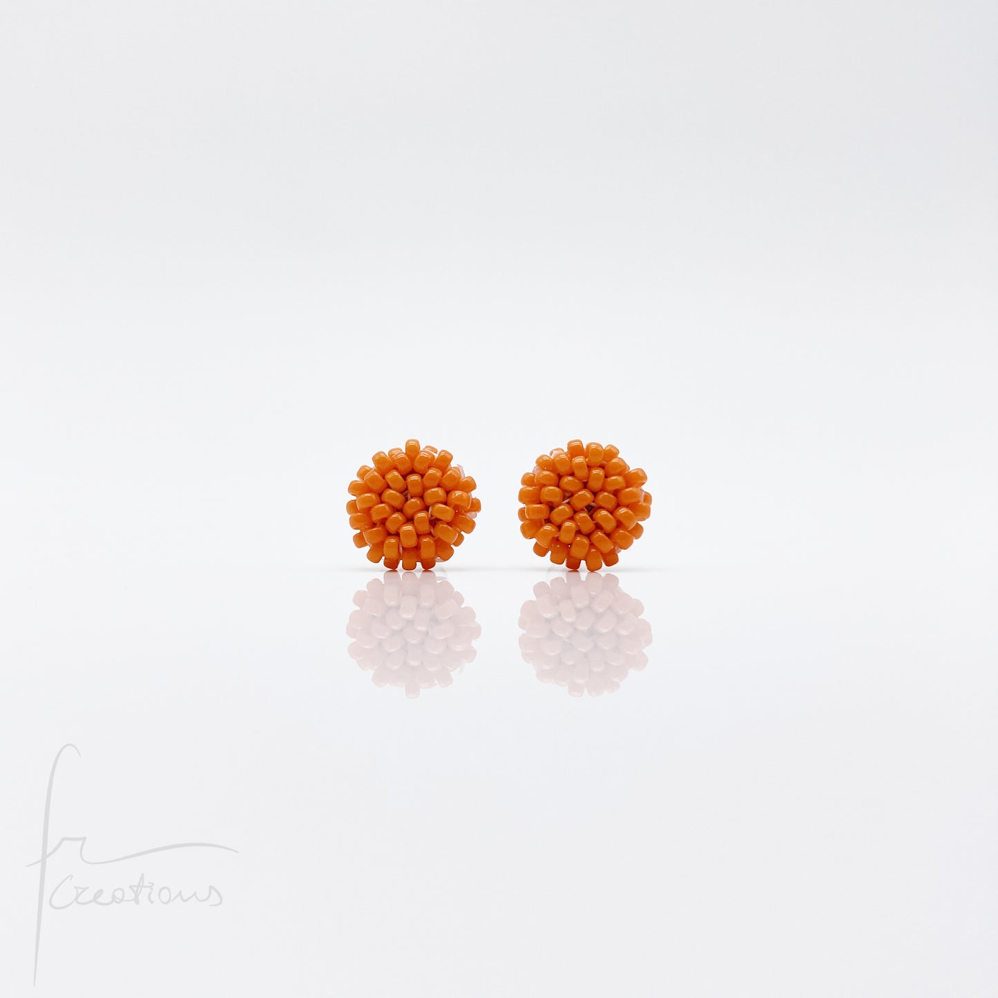 Orecchini Bon Bon mini a lobo con perline in vetro e perno in acciaio inox