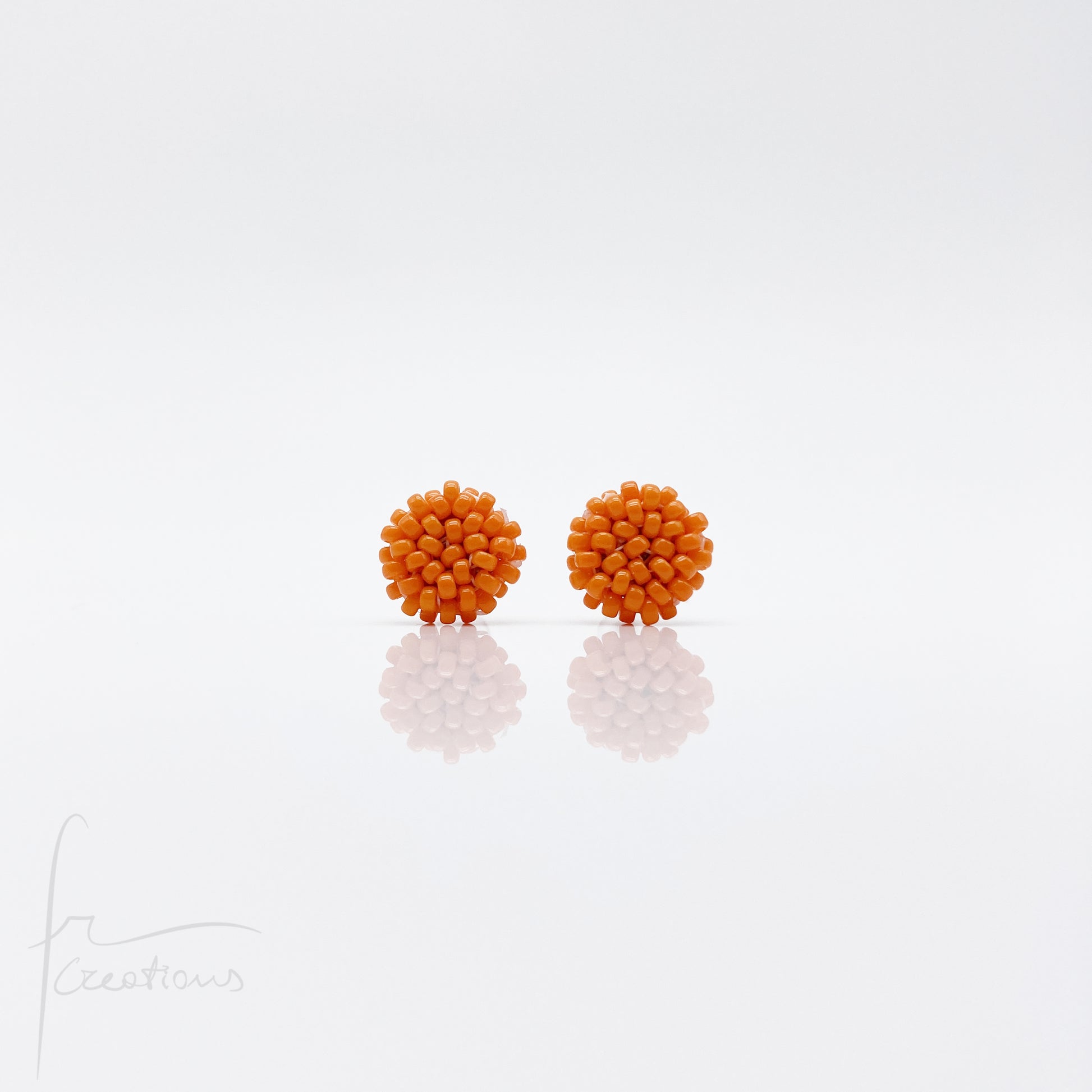 Orecchini Bon Bon mini a lobo con perline in vetro e perno in acciaio inox