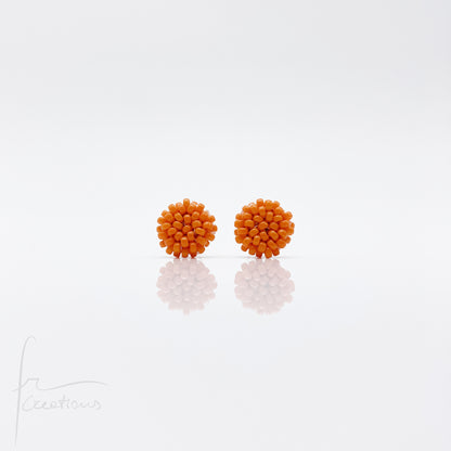 Orecchini Bon Bon mini a lobo con perline in vetro e perno in acciaio inox