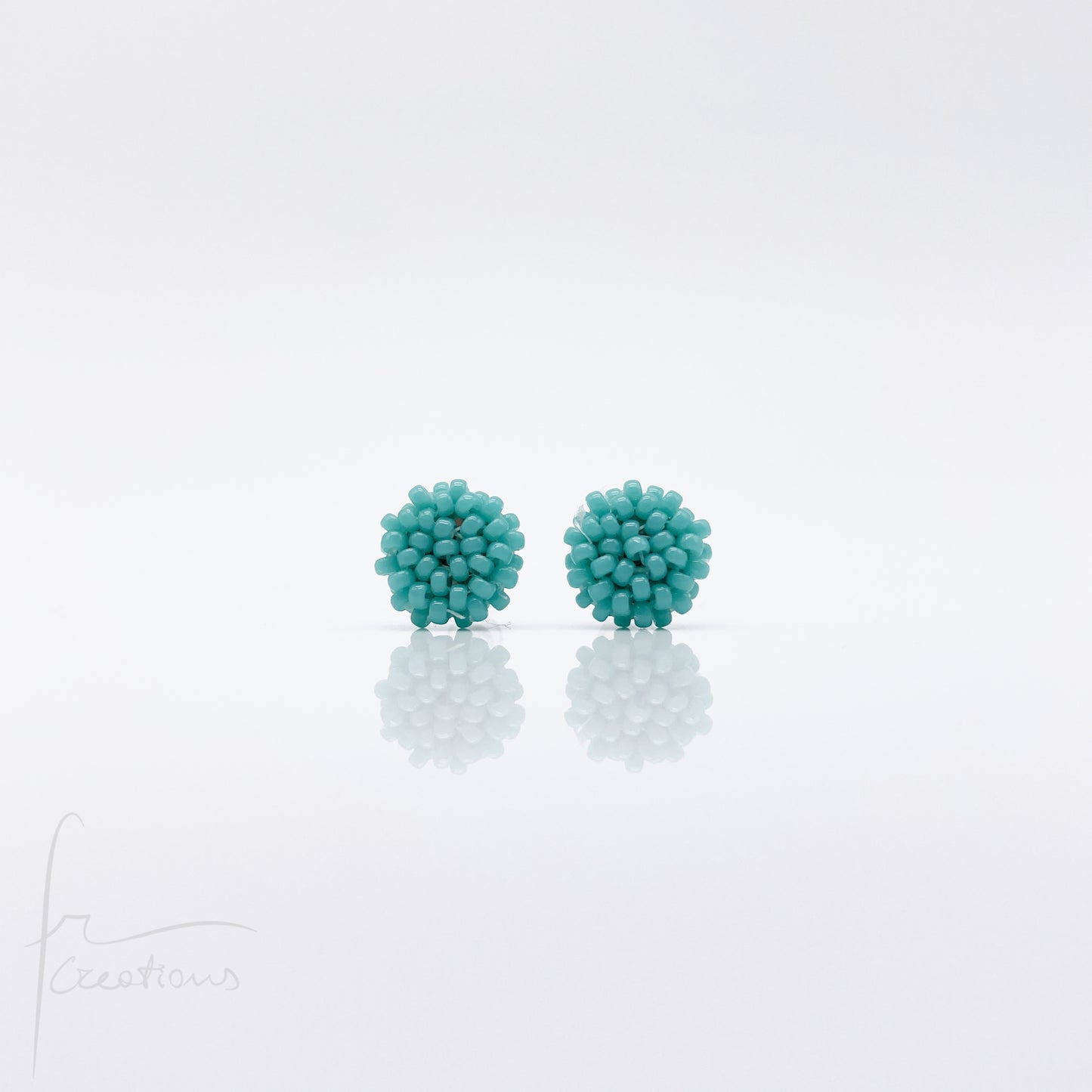 Orecchini Bon Bon mini a lobo con perline in vetro e perno in acciaio inox