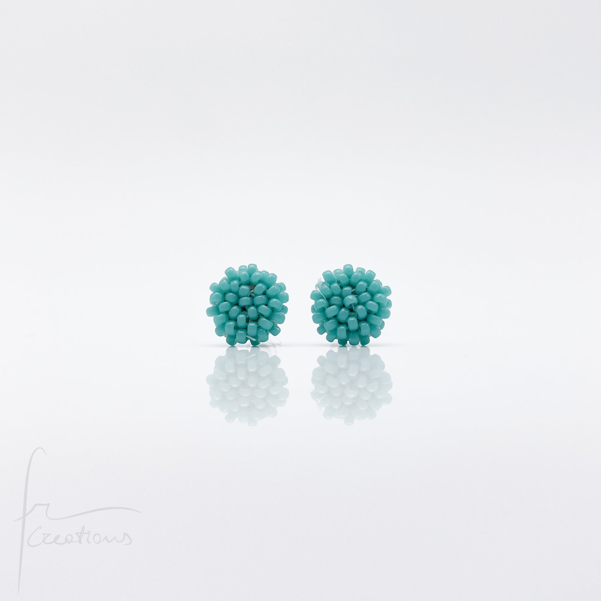 Orecchini Bon Bon mini a lobo con perline in vetro e perno in acciaio inox