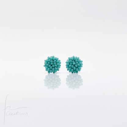 Orecchini Bon Bon mini a lobo con perline in vetro e perno in acciaio inox